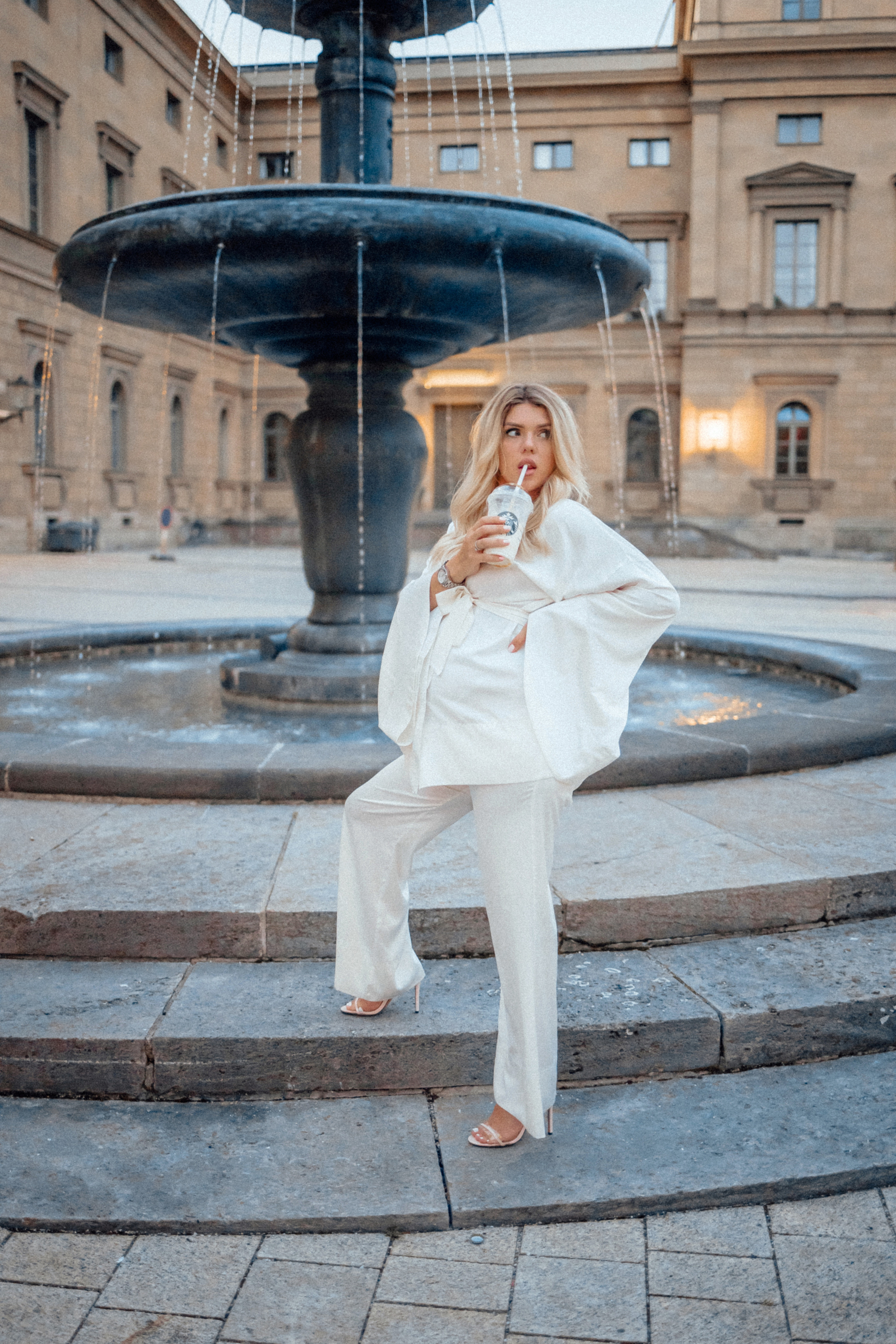 Pregnancy street style. Family photograph in Munich Anastasia Vorobtsova