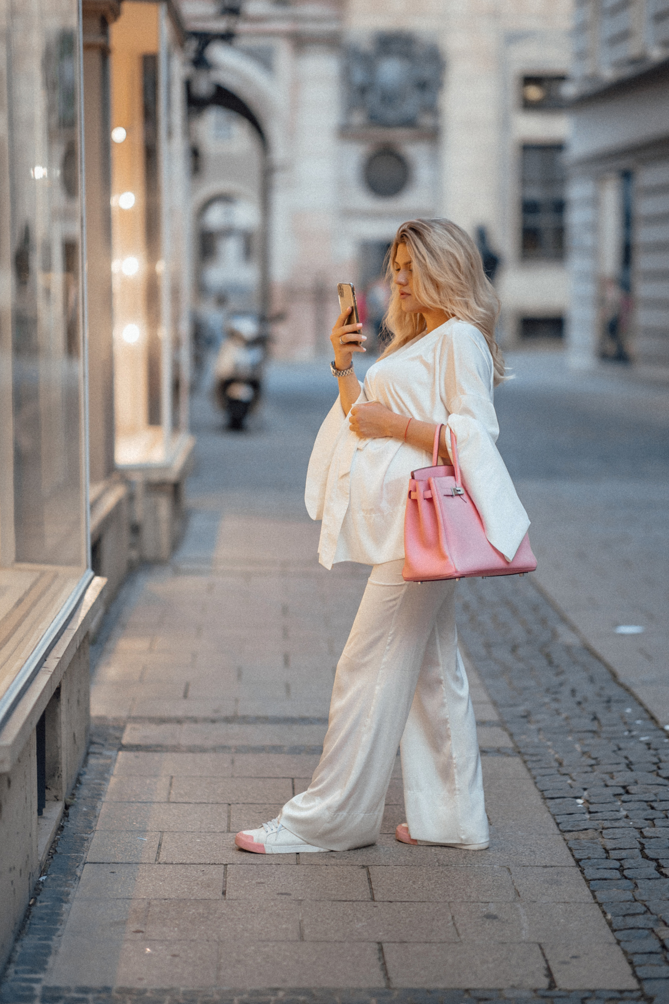 Pregnancy street style. Family photograph in Munich Anastasia Vorobtsova