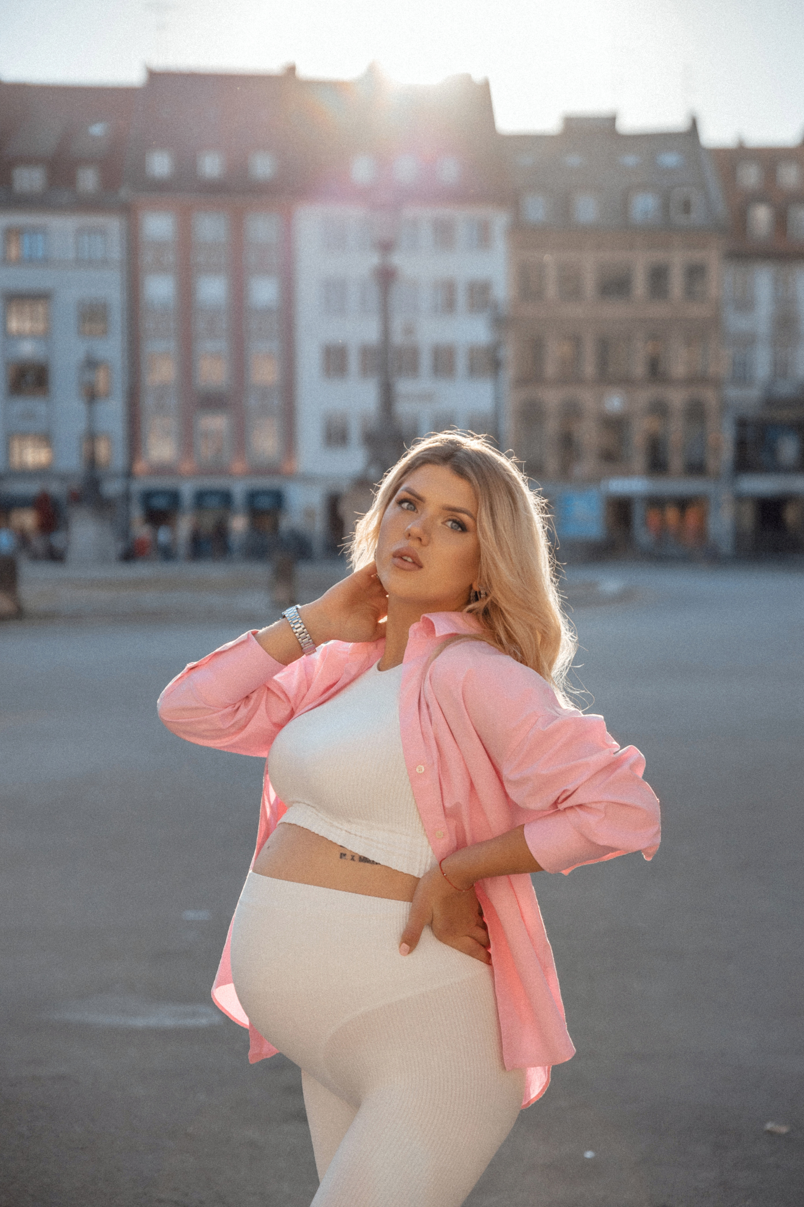 Pregnancy street style. Family photograph in Munich Anastasia Vorobtsova