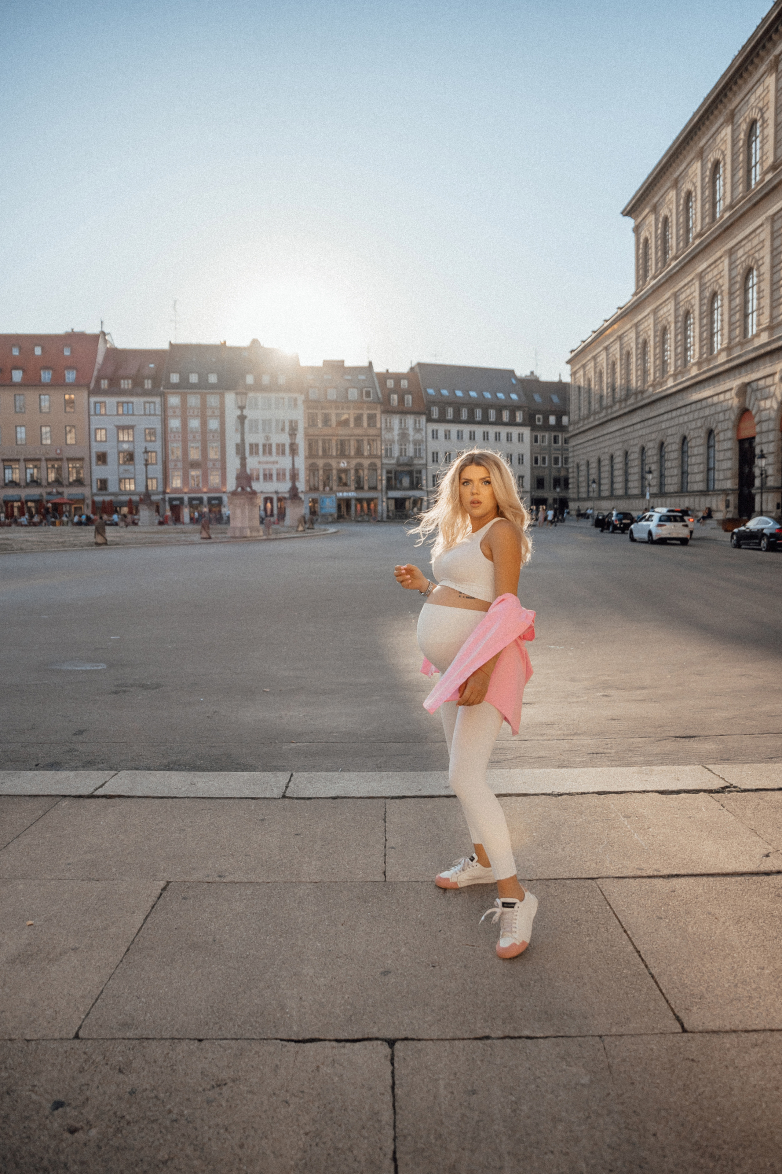 Pregnancy street style. Family photograph in Munich Anastasia Vorobtsova