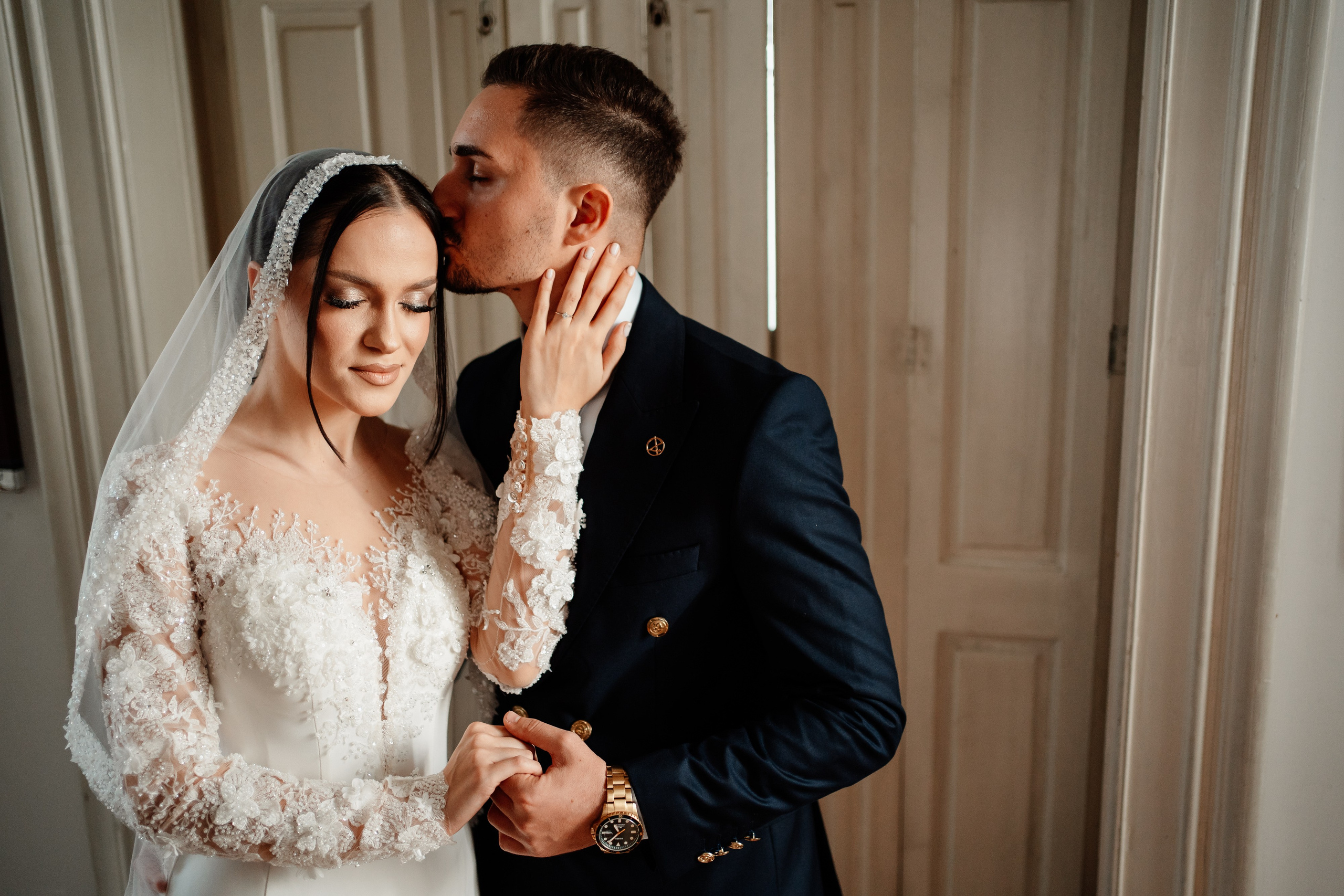 Moment emoționant între miri în ziua nunții, surprins într-un cadru natural și romantic, la Reina Events. Fotografie de nuntă profesională, editată artistic pentru a evidenția emoția și eleganța evenimentului.