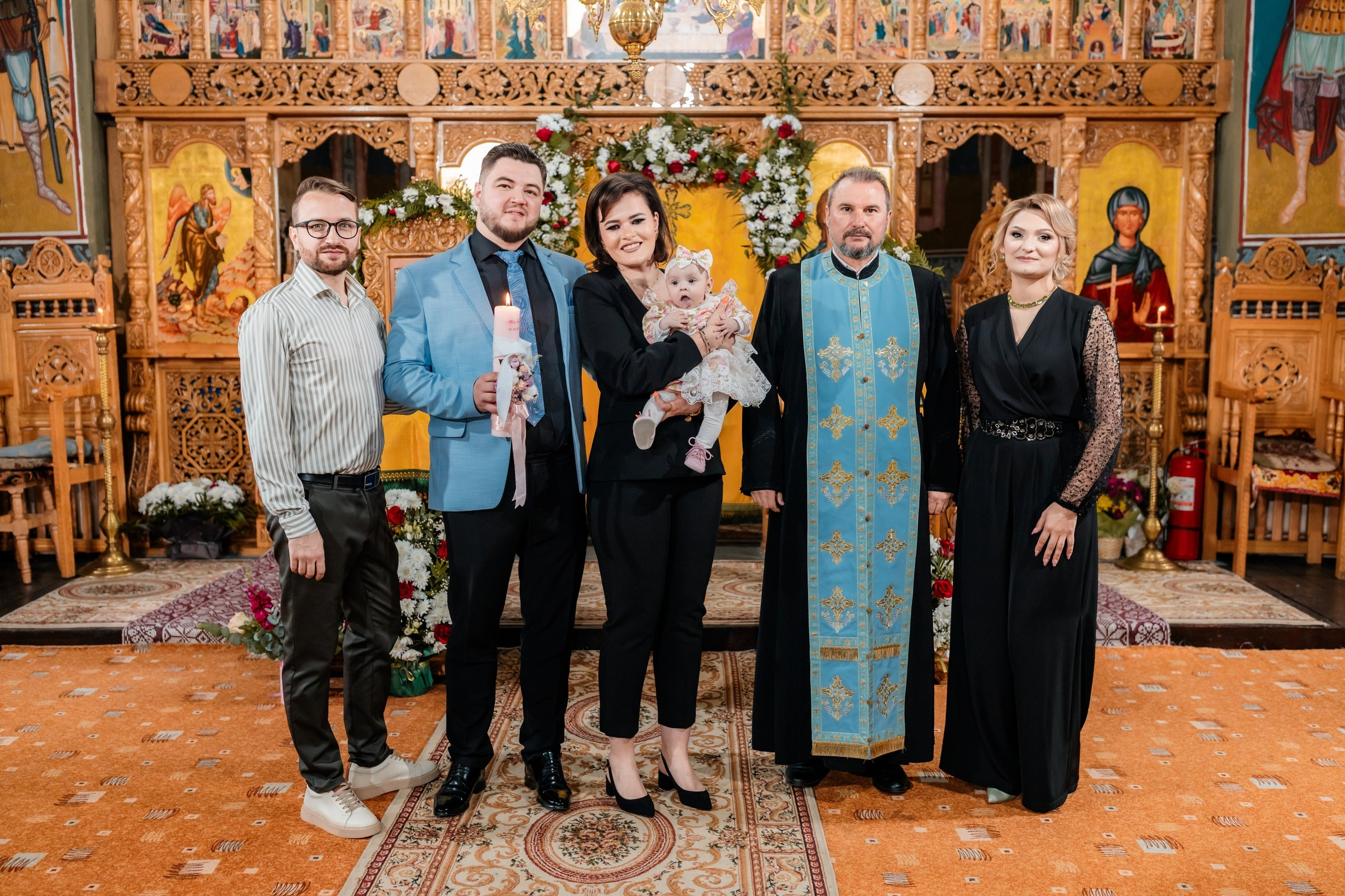fotograf botez , fotografie botez Botoșani, fotograf Alin Chirilă, amintiri botez, fotografii botez, botez Miruna Parascheva, fotograf copii, fotografie botez în Botoșani-alt="botez , fotografie botez Alin Chirilă, amintiri botez, fotografii emoționante botez Botoșani"-- fotografii-botez-bebelus- amintiri-botez-micuț- moment-sfânt-crestinare- fotografie-emotionanta-botez- detalii-botez-bebelusi- parinti-fericiti-la-botez- fotograf-botez-profesionist- botez-in-biserica-ortodoxa- micuț-botezat-cu-emoție- zâmbete-și-lacrimi-la-botez- bebeluș-la-cristelniță- decor-botez-colorat- botez-cu-dragoste-și-credință- emotie-pura-la-botez- fotograf-botez-botosani- botez-iasi-suceava-fotograf- amintiri-nepretuite-botez-- Preotul ținându-l pe micuțul Mathias Gabriel la botez, în biserica Înălțarea Domnului, Copălău  - Detalii de la botezul lui Mathias – lumânare, trusou și icoană  - Familia lui Mathias Gabriel alături de micuț, în ziua botezului  - Portret emoționant cu mama și bebelușul în brațe, în biserică,fotograf profesionist evenimente Botoșani, Iași, Suceava, Fălticeni, Bacău, Pașcani, Roman - AlinoFotoStudio by Alin Chirilă - servicii foto nuntă, botez, cununie, ședințe foto creative, albume personalizate, fotografii emoționante și calitative pentru cele mai importante momente din viață,fotograf nuntă Botoșani Alin Chirilă,  ședință foto botez Iași - AlinoFotoStudio,  servicii fotograf profesionist evenimente Suceava,  fotograf cununie civilă Fălticeni - Alin Chirilă,  album foto nuntă personalizat Bacău.“Bebeluș botezat în biserică, ținut în brațe de nași”	•	“Detaliu cu lumânarea de botez decorată cu flori albe”	•	“Părinți emoționați alături de copilul lor la ceremonia de botez”	•	“Masa festivă de botez cu decor tematic și tort personalizat”	•	“Momentul în care preotul toarnă apă sfințită pe fruntea bebelușului”	“Bebeluș în rochie albă de botez, zâmbind în brațele mamei”	•	“Detaliu cu cruciulița de botez așezată pe o pernă de satin”	•	“Părinți și nași aprinzând lumânările în timpul ceremoniei de botez”	•	“Tort de botez decorat cu figurine tematice și numele copilului”	•	“Copil botezat dormind liniștit în pătuțul decorat festiv”	•	“Momentul în care preotul binecuvântează copilul în fața altarului”	•	“Invitați adunându-se în jurul mesei festive la petrecerea de botez”	•	“Bebeluș ținând în mână o jucărie personalizată primită la botez”	•	“Familie fericită pozând împreună după ceremonia de botez”	•	“Decor tematic cu baloane și flori la locația petrecerii de botez” fotograf Botoșani fotograf evenimente fotograf botez Alin Chirila fotograf alinofotostudio.fotograf botez Amelis Maria, fotografie botez Botoșani, fotograf Alin Chirilă, amintiri botez, fotografii botez, botez Amelis Maria, fotograf copii, fotografie botez în Botoșani,