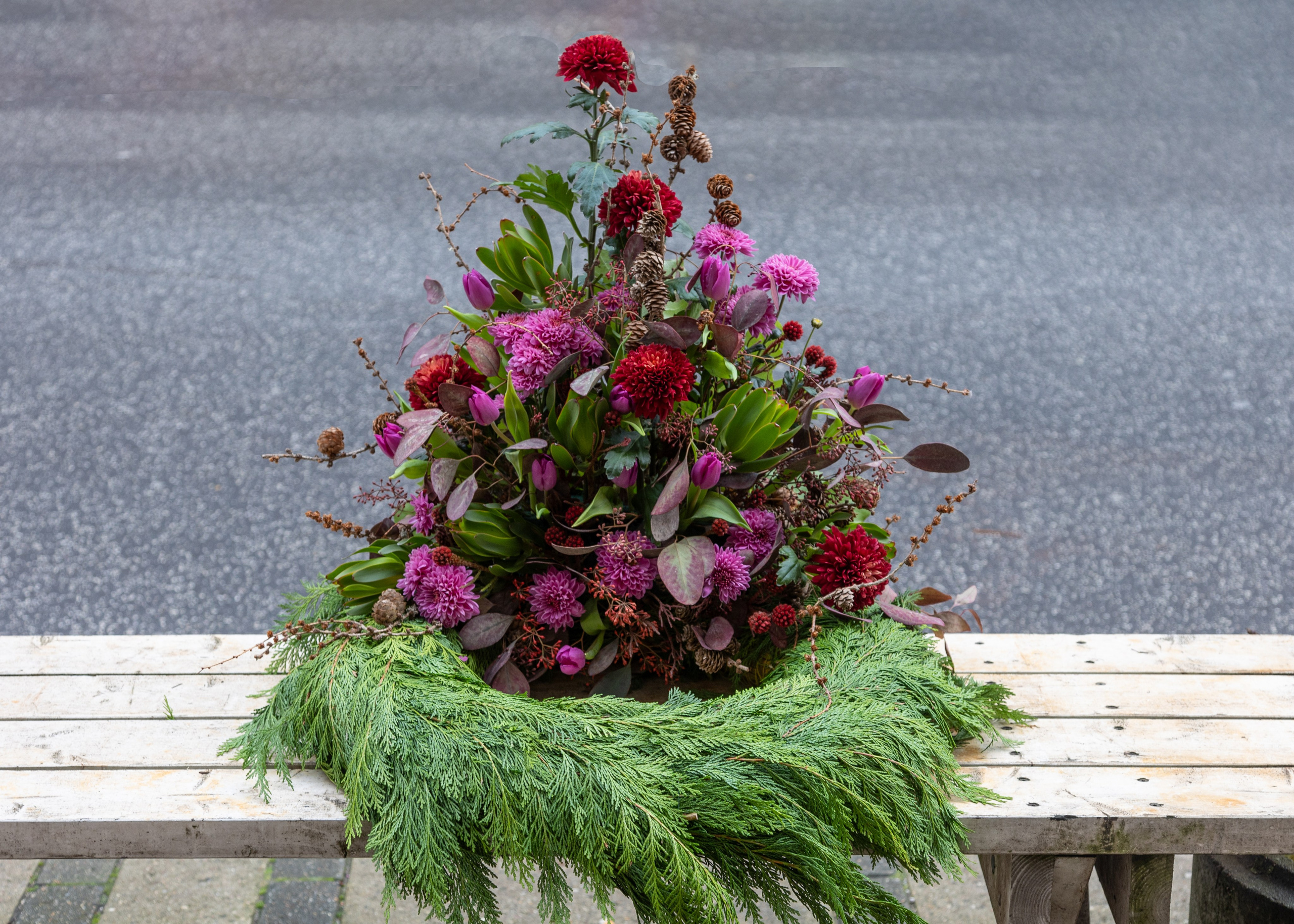 Vi specialiserer os i sorgbinderi og skaber smukke, klassiske kranse i rød og hvid. Vores højtidelige kranse er lavet med omhu på en grøn thujakrans for at ære og minde. Lad os hjælpe dig med at udtrykke dine følelser gennem vores blomsterkreationer. 