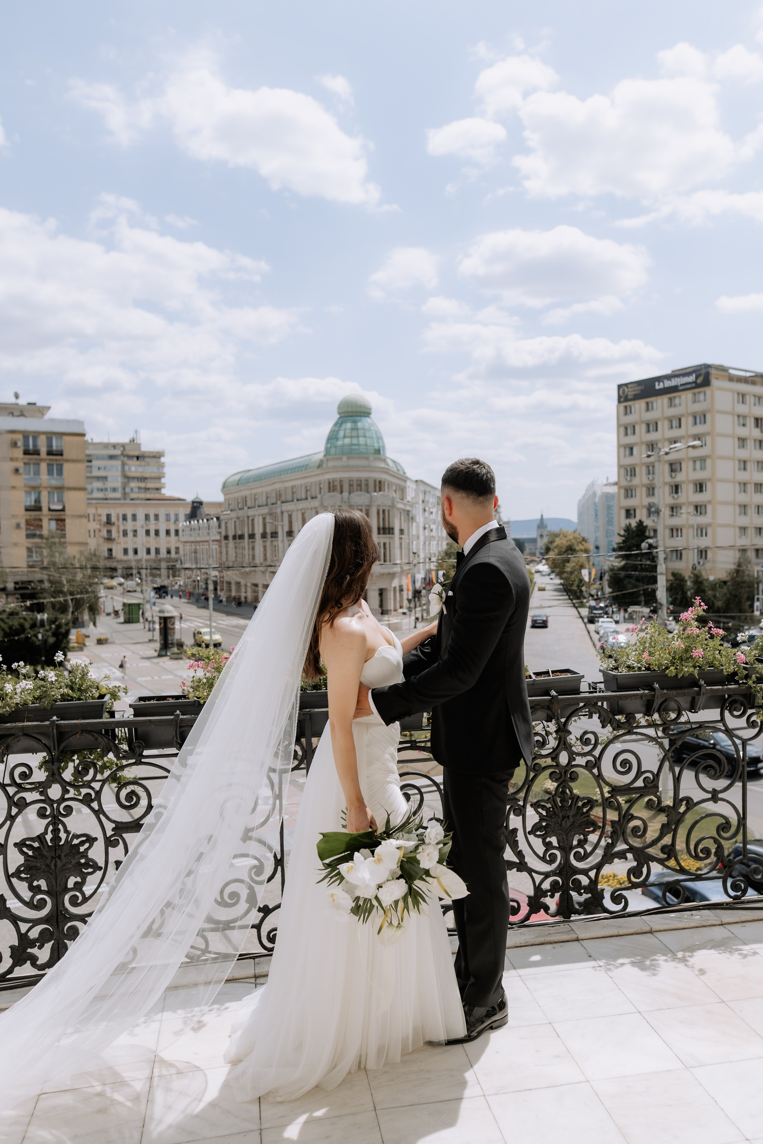 Cununie civila in aer liber , artificii de zi colorate , decor nunta , nunta la Hotel Traian. Proud Vision Weddings | Wedding Photography & Film — Servicii profesionale Foto Video Nunta Iasi