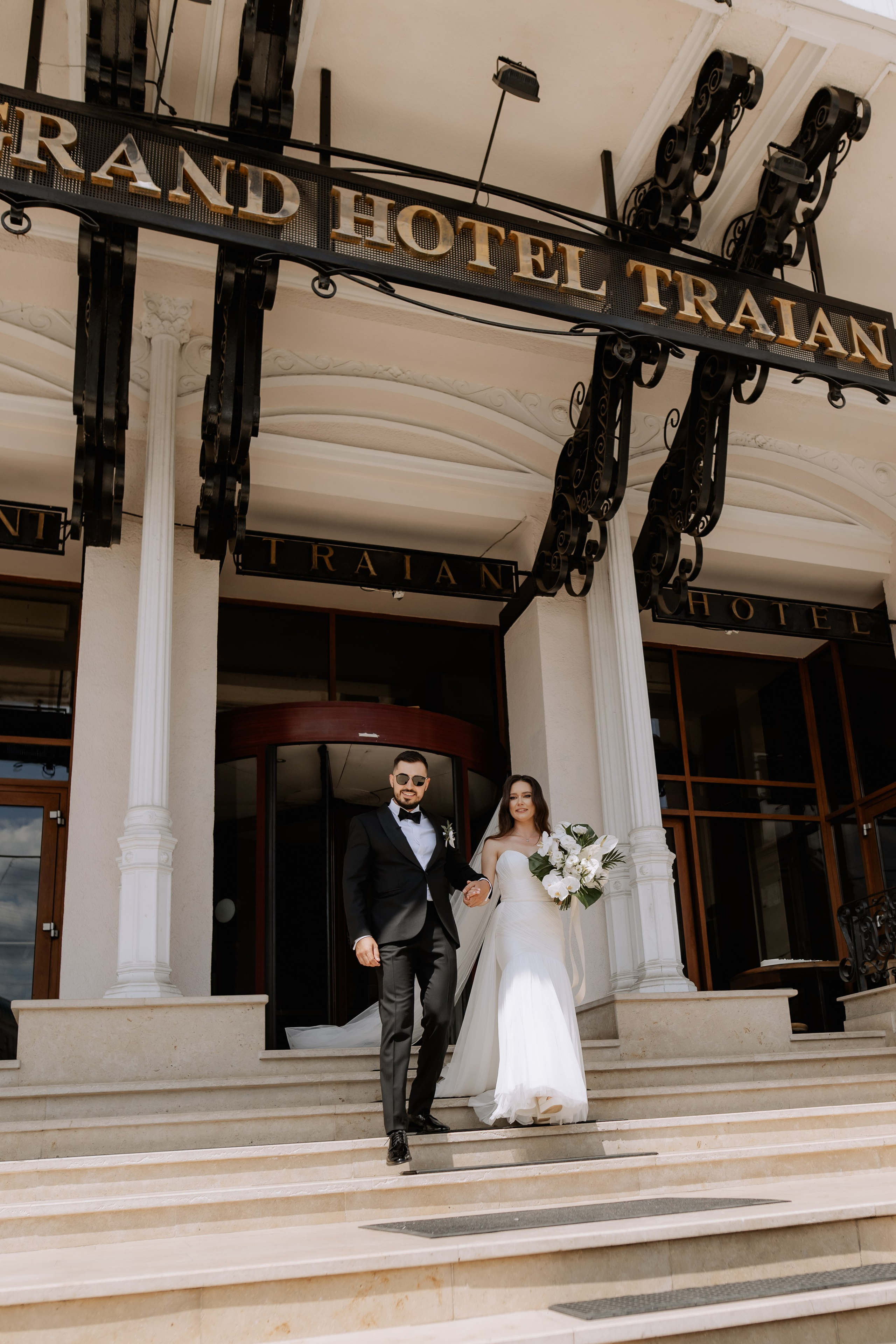 Cununie civila in aer liber , artificii de zi colorate , decor nunta , nunta la Hotel Traian. Proud Vision Weddings | Wedding Photography & Film — Servicii profesionale Foto Video Nunta Iasi