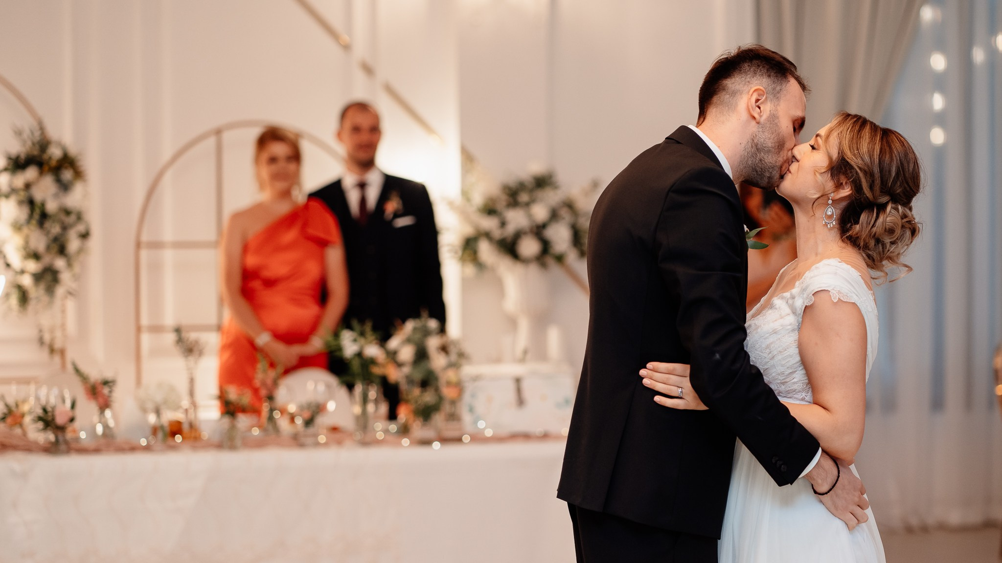 Moment emoționant între miri în ziua nunții, surprins într-un cadru natural și romantic, la Conacul din Livada. Fotografie de nuntă profesională, editată artistic pentru a evidenția emoția și eleganța evenimentului.