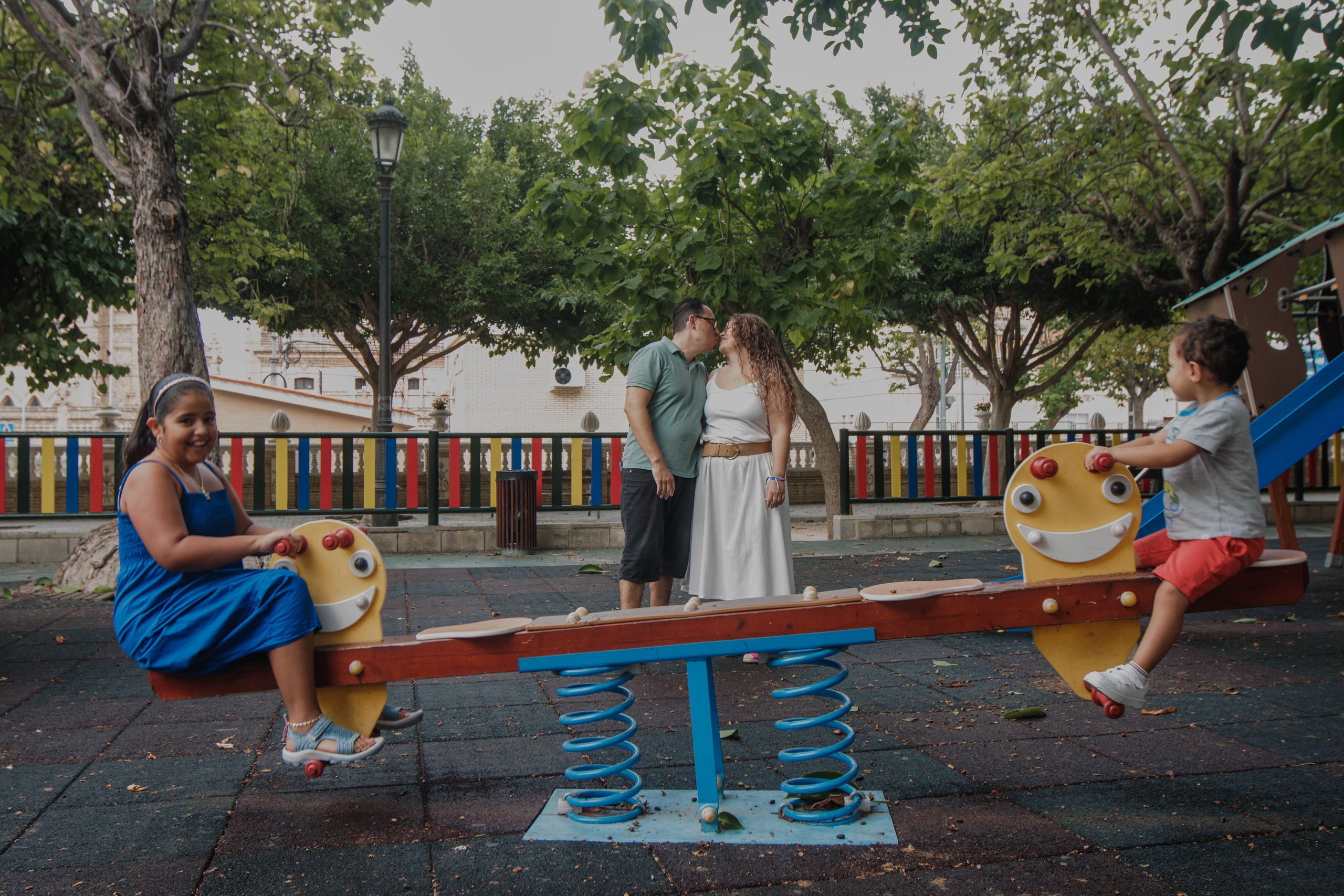 Сaminar en el patio de recreo. Fotógrafo de retrato, familia y reportajes en Valencia | España | Europa Vitalii Lumier