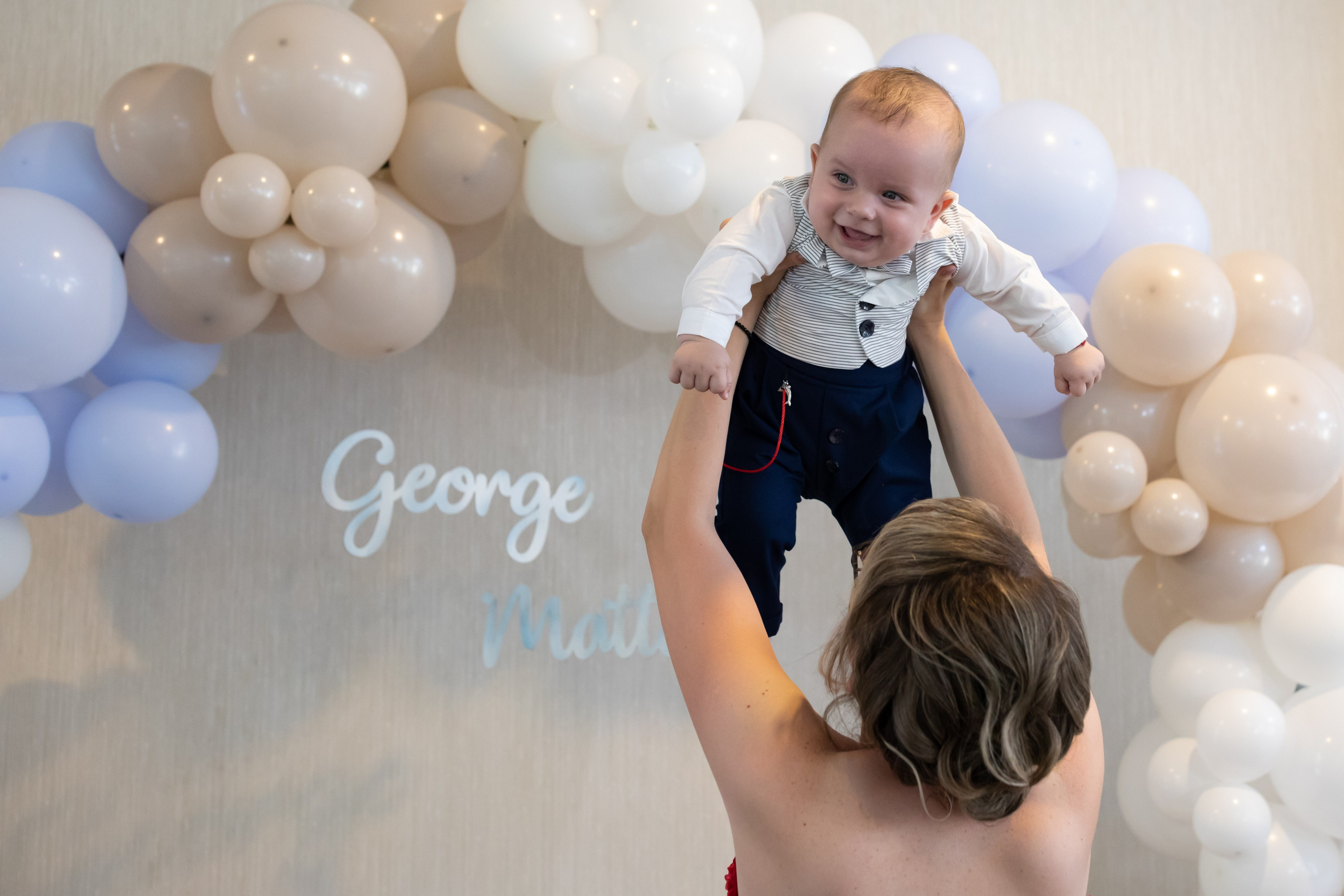 “Bebeluș botezat în biserică, ținut în brațe de nași”	•	“Detaliu cu lumânarea de botez decorată cu flori albe”	•	“Părinți emoționați alături de copilul lor la ceremonia de botez”	•	“Masa festivă de botez cu decor tematic și tort personalizat”	•	“Momentul în care preotul toarnă apă sfințită pe fruntea bebelușului”	“Bebeluș în rochie albă de botez, zâmbind în brațele mamei”	•	“Detaliu cu cruciulița de botez așezată pe o pernă de satin”	•	“Părinți și nași aprinzând lumânările în timpul ceremoniei de botez”	•	“Tort de botez decorat cu figurine tematice și numele copilului”	•	“Copil botezat dormind liniștit în pătuțul decorat festiv”	•	“Momentul în care preotul binecuvântează copilul în fața altarului”	•	“Invitați adunându-se în jurul mesei festive la petrecerea de botez”	•	“Bebeluș ținând în mână o jucărie personalizată primită la botez”	•	“Familie fericită pozând împreună după ceremonia de botez”	•	“Decor tematic cu baloane și flori la locația petrecerii de botez” fotograf Botoșani fotograf evenimente fotograf botez Alin Chirila fotograf alinofotostudio,- Preotul ținându-l pe micuțul Mathias Gabriel la botez, în biserica Înălțarea Domnului, Copălău  - Detalii de la botezul lui Mathias – lumânare, trusou și icoană  - Familia lui Mathias Gabriel alături de micuț, în ziua botezului  - Portret emoționant cu mama și bebelușul în brațe, în biserică,fotograf profesionist evenimente Botoșani, Iași, Suceava, Fălticeni, Bacău, Pașcani, Roman - AlinoFotoStudio by Alin Chirilă - servicii foto nuntă, botez, cununie, ședințe foto creative, albume personalizate, fotografii emoționante și calitative pentru cele mai importante momente din viață,fotograf nuntă Botoșani Alin Chirilă,  ședință foto botez Iași - AlinoFotoStudio,  servicii fotograf profesionist evenimente Suceava,  fotograf cununie civilă Fălticeni - Alin Chirilă,  album foto nuntă personalizat Bacău.“Bebeluș botezat în biserică, ținut în brațe de nași”	•	“Detaliu cu lumânarea de botez decorată cu flori albe”	•	“Părinți emoționați alături de copilul lor la ceremonia de botez”	•	“Masa festivă de botez cu decor tematic și tort personalizat”	•	“Momentul în care preotul toarnă apă sfințită pe fruntea bebelușului”	“Bebeluș în rochie albă de botez, zâmbind în brațele mamei”	•	“Detaliu cu cruciulița de botez așezată pe o pernă de satin”	•	“Părinți și nași aprinzând lumânările în timpul ceremoniei de botez”	•	“Tort de botez decorat cu figurine tematice și numele copilului”	•	“Copil botezat dormind liniștit în pătuțul decorat festiv”	•	“Momentul în care preotul binecuvântează copilul în fața altarului”	•	“Invitați adunându-se în jurul mesei festive la petrecerea de botez”	•	“Bebeluș ținând în mână o jucărie personalizată primită la botez”	•	“Familie fericită pozând împreună după ceremonia de botez”	•	“Decor tematic cu baloane și flori la locația petrecerii de botez” fotograf Botoșani fotograf evenimente fotograf botez Alin Chirila fotograf alinofotostudio.fotograf botez Amelis Maria, fotografie botez Botoșani, fotograf Alin Chirilă, amintiri botez, fotografii botez, botez Amelis Maria, fotograf copii, fotografie botez în Botoșani,