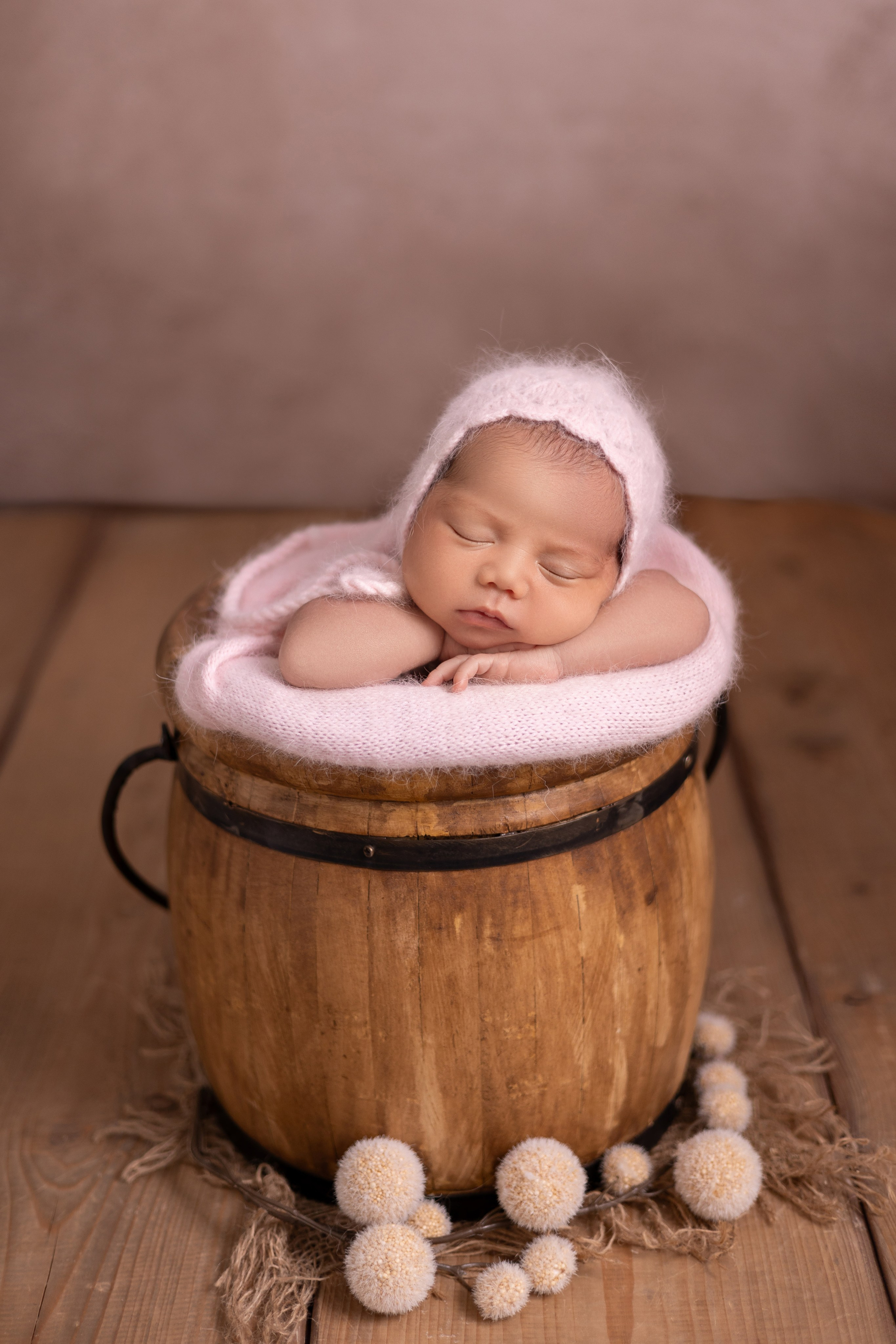 So zart und friedlich – ein frisch geborenes Baby im Traumland.