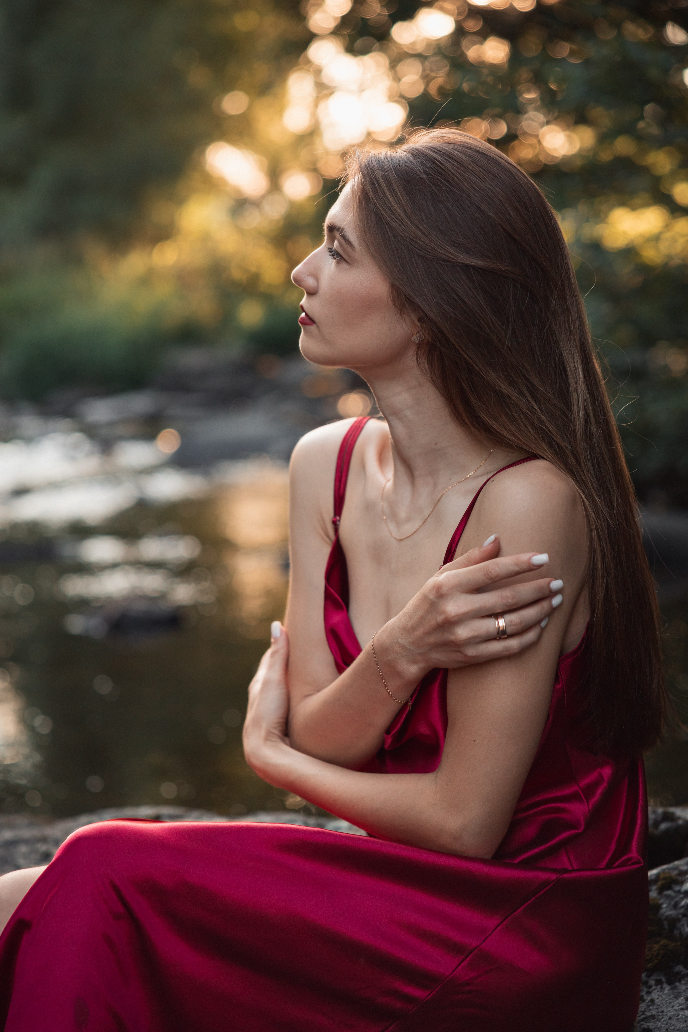 Portrétní focení u řeky — žena v červených šatech. Lifestyle a rodinná fotografka v Pisku Oxana Telupilova