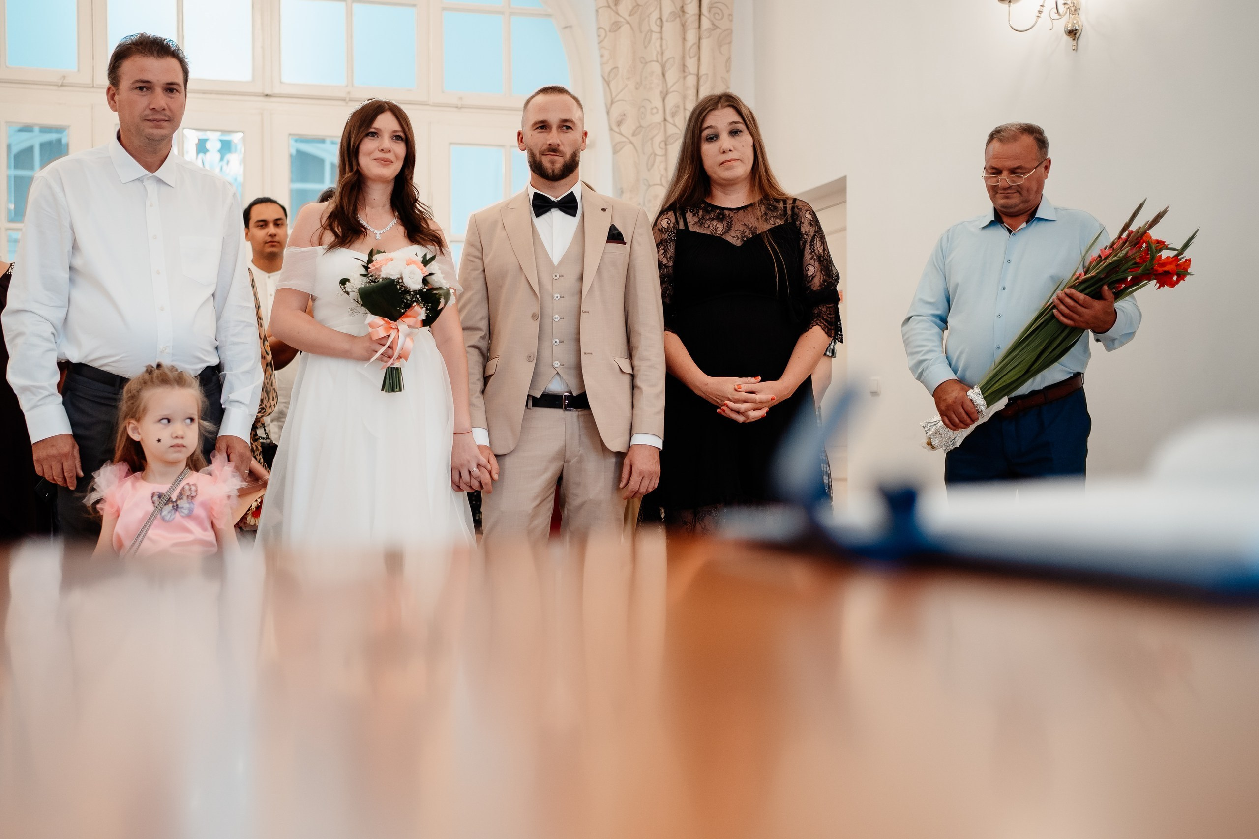 Miri fericiți în fața oficiului stării civile din Bucuresti, Sector 1, celebrând începutul unei noi vieți împreună. Fotografie de cununie civilă, capturând naturalețea și bucuria momentului special.