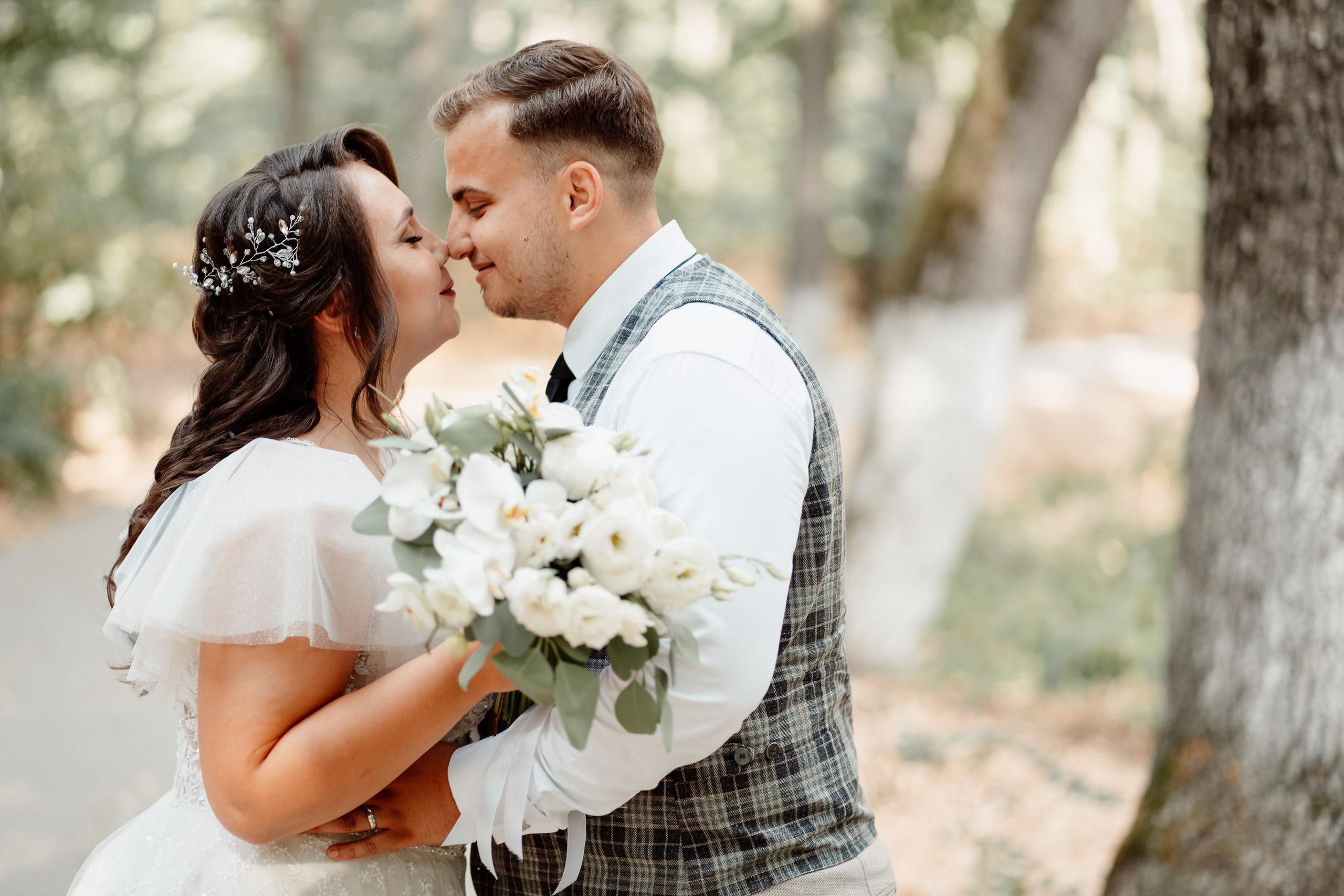 Moment emoționant între miri în ziua nunții, surprins într-un cadru natural și romantic, la Daimon Events. Fotografie de nuntă profesională, editată artistic pentru a evidenția emoția și eleganța evenimentului.