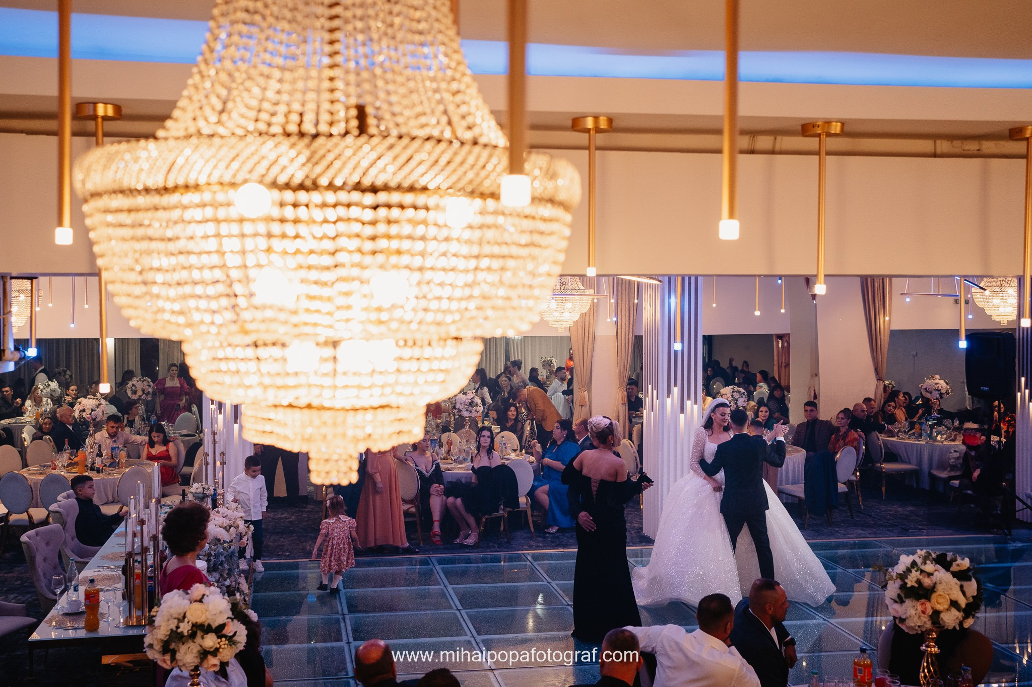 Moment emoționant între miri în ziua nunții, surprins într-un cadru natural și romantic, la Bolintin-Vale. Fotografie de nuntă profesională, editată artistic pentru a evidenția emoția și eleganța evenimentului.