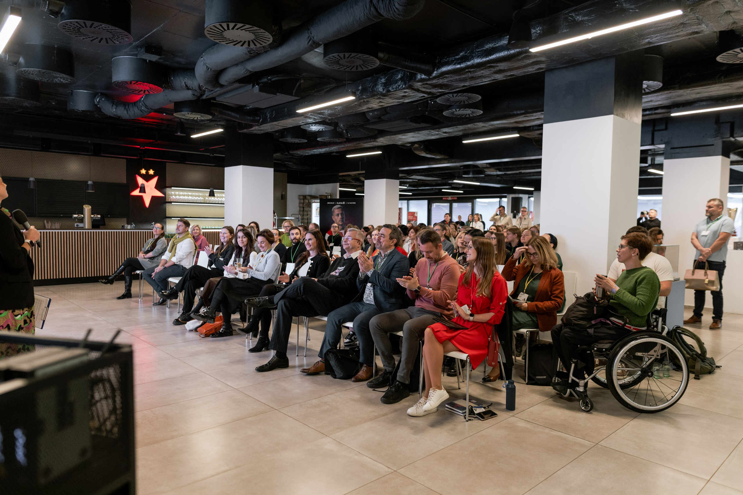 Firemní fotograf Praha. Dana Lišková — Empatická fotografka | Introspektivní umělkyně | Neurodivergentní koučka| Zakladatelka Artepy.cz