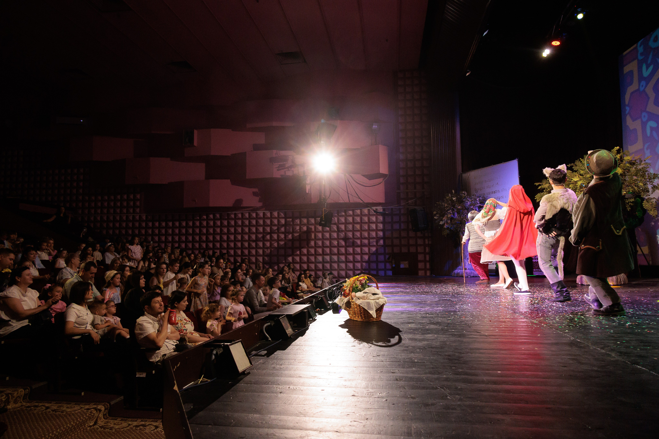 Povestea Scufita Rosie. Clounella. ✔️ Servicii foto si video in Chisinau Moldova - Cinematic.md