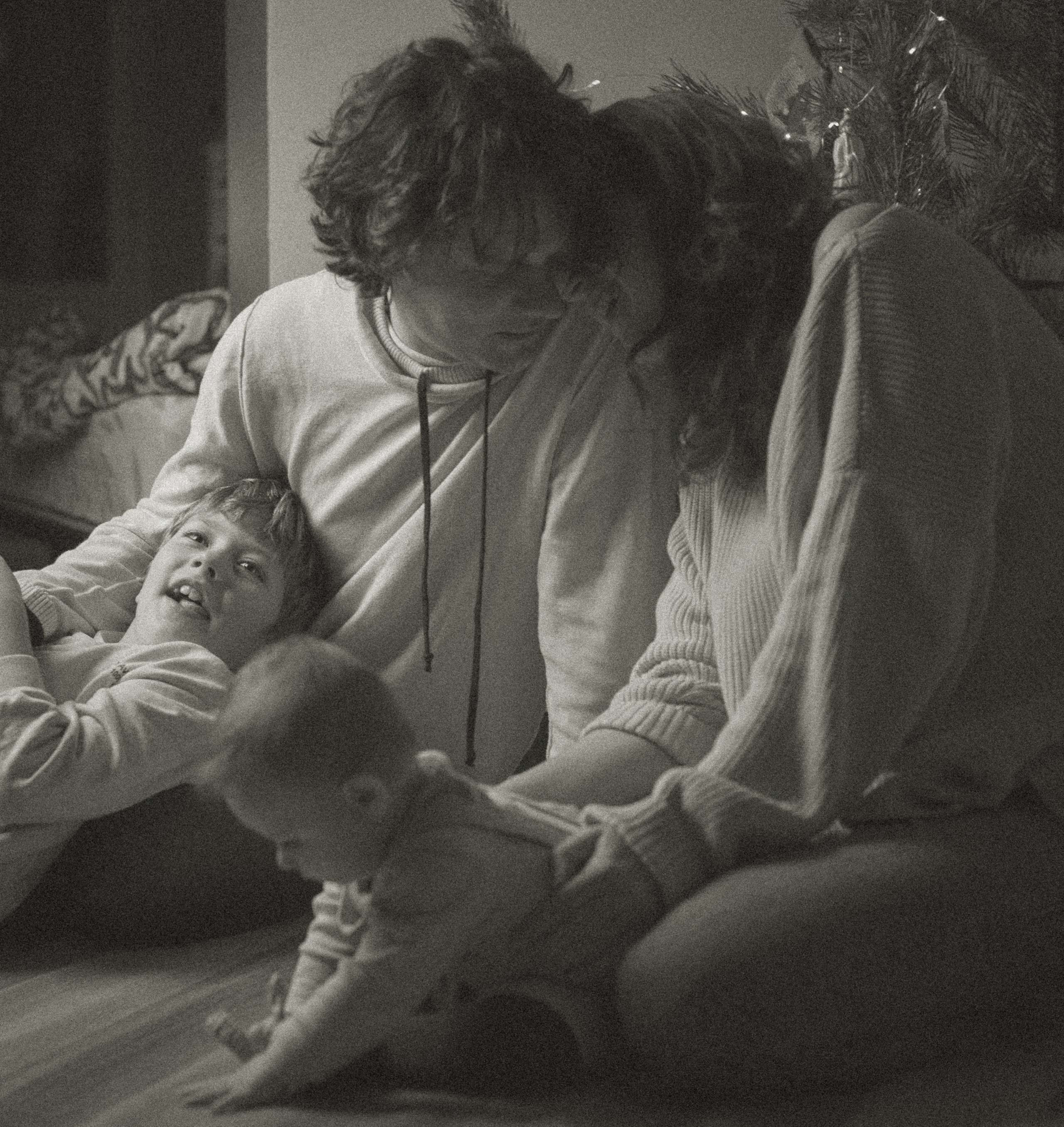 Séance photo de famille pour Noël. Histoires d’amour, séances photos de famille et de mariage en France