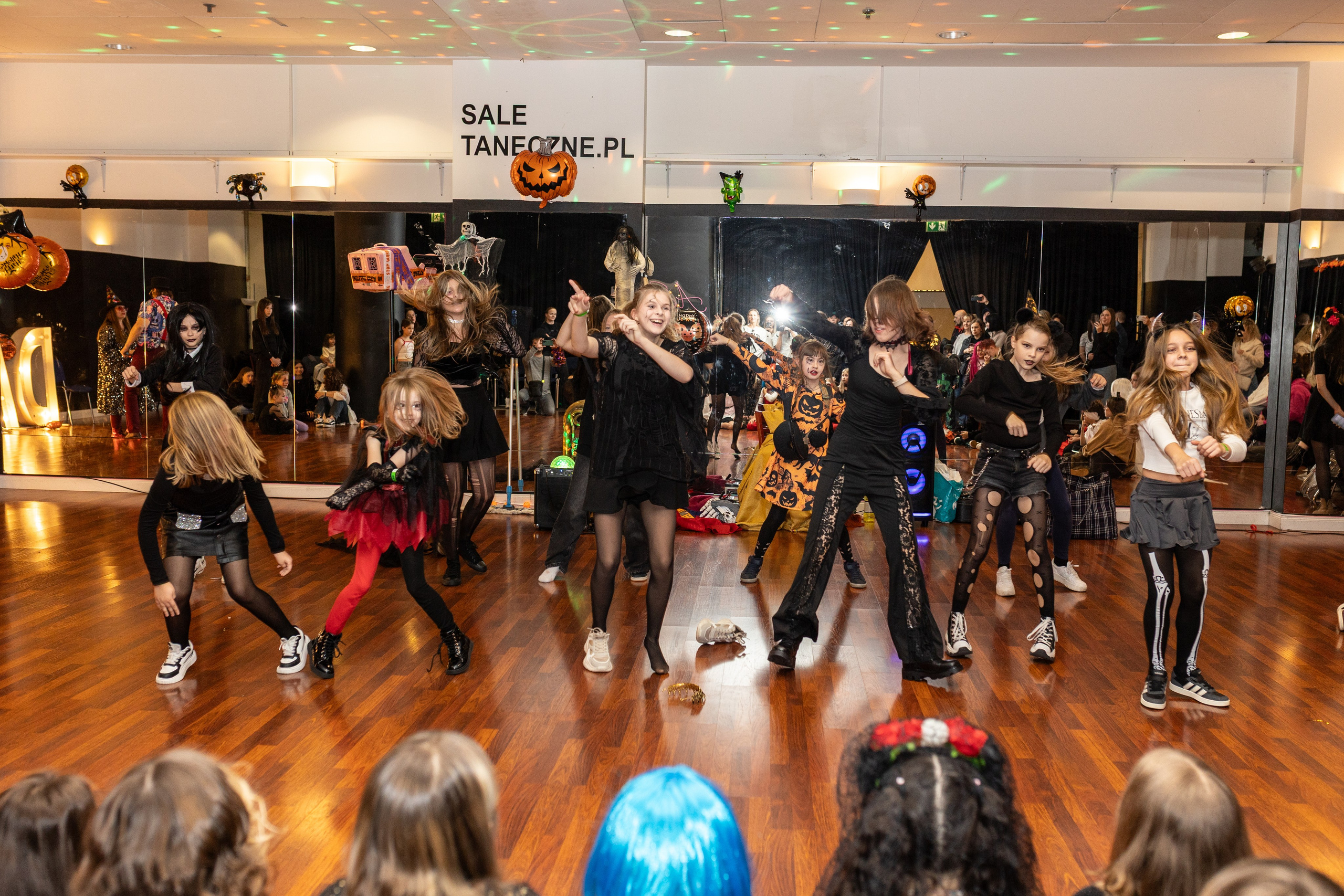 Leo dance studio Helloween 2025. Семейный и детский фотограф в Варшаве Мила Бобровская