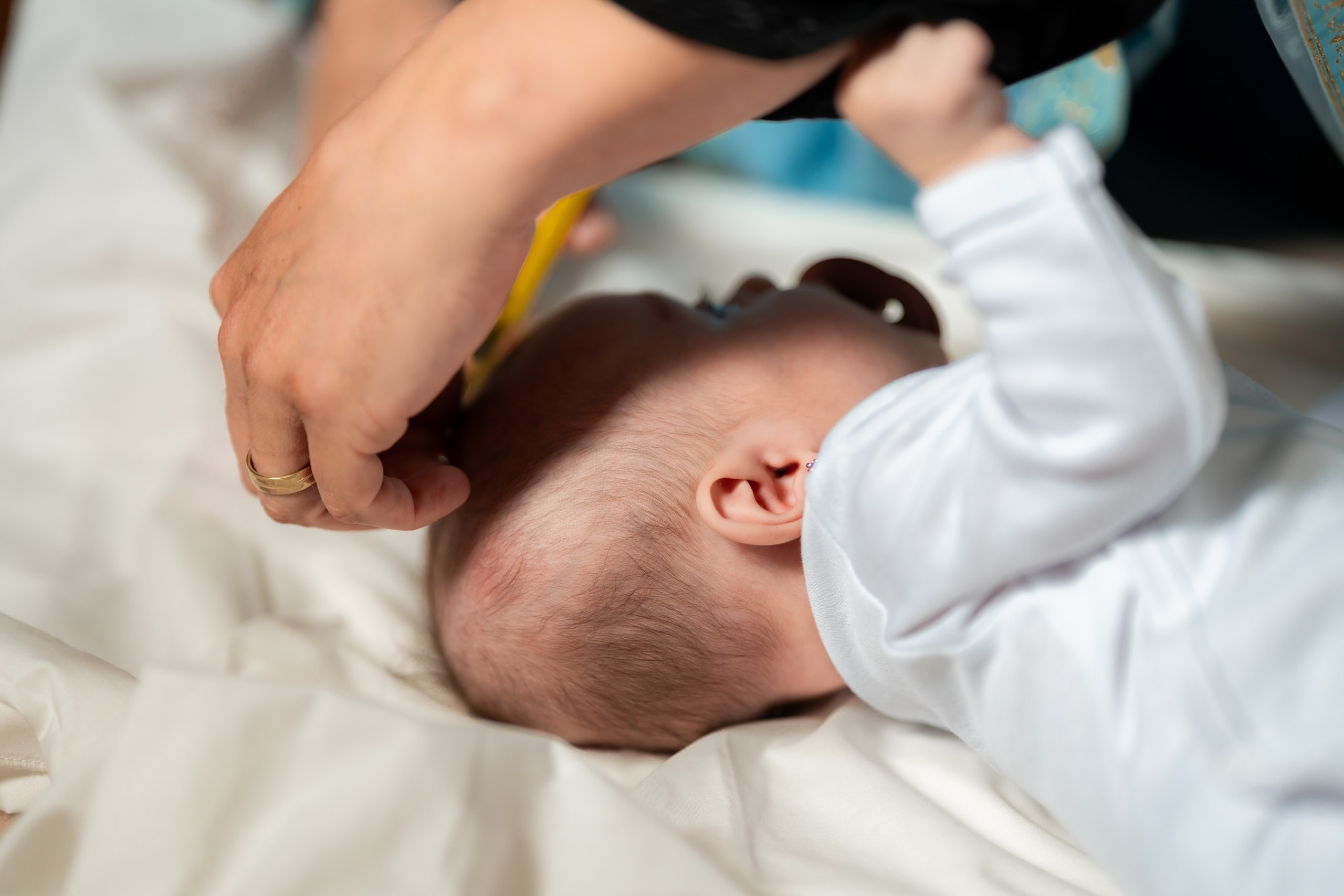 fotograf botez , fotografie botez Botoșani, fotograf Alin Chirilă, amintiri botez, fotografii botez, botez Miruna Parascheva, fotograf copii, fotografie botez în Botoșani-alt="botez , fotografie botez Alin Chirilă, amintiri botez, fotografii emoționante botez Botoșani"-- fotografii-botez-bebelus- amintiri-botez-micuț- moment-sfânt-crestinare- fotografie-emotionanta-botez- detalii-botez-bebelusi- parinti-fericiti-la-botez- fotograf-botez-profesionist- botez-in-biserica-ortodoxa- micuț-botezat-cu-emoție- zâmbete-și-lacrimi-la-botez- bebeluș-la-cristelniță- decor-botez-colorat- botez-cu-dragoste-și-credință- emotie-pura-la-botez- fotograf-botez-botosani- botez-iasi-suceava-fotograf- amintiri-nepretuite-botez-- Preotul ținându-l pe micuțul Mathias Gabriel la botez, în biserica Înălțarea Domnului, Copălău  - Detalii de la botezul lui Mathias – lumânare, trusou și icoană  - Familia lui Mathias Gabriel alături de micuț, în ziua botezului  - Portret emoționant cu mama și bebelușul în brațe, în biserică,fotograf profesionist evenimente Botoșani, Iași, Suceava, Fălticeni, Bacău, Pașcani, Roman - AlinoFotoStudio by Alin Chirilă - servicii foto nuntă, botez, cununie, ședințe foto creative, albume personalizate, fotografii emoționante și calitative pentru cele mai importante momente din viață,fotograf nuntă Botoșani Alin Chirilă,  ședință foto botez Iași - AlinoFotoStudio,  servicii fotograf profesionist evenimente Suceava,  fotograf cununie civilă Fălticeni - Alin Chirilă,  album foto nuntă personalizat Bacău.“Bebeluș botezat în biserică, ținut în brațe de nași”	•	“Detaliu cu lumânarea de botez decorată cu flori albe”	•	“Părinți emoționați alături de copilul lor la ceremonia de botez”	•	“Masa festivă de botez cu decor tematic și tort personalizat”	•	“Momentul în care preotul toarnă apă sfințită pe fruntea bebelușului”	“Bebeluș în rochie albă de botez, zâmbind în brațele mamei”	•	“Detaliu cu cruciulița de botez așezată pe o pernă de satin”	•	“Părinți și nași aprinzând lumânările în timpul ceremoniei de botez”	•	“Tort de botez decorat cu figurine tematice și numele copilului”	•	“Copil botezat dormind liniștit în pătuțul decorat festiv”	•	“Momentul în care preotul binecuvântează copilul în fața altarului”	•	“Invitați adunându-se în jurul mesei festive la petrecerea de botez”	•	“Bebeluș ținând în mână o jucărie personalizată primită la botez”	•	“Familie fericită pozând împreună după ceremonia de botez”	•	“Decor tematic cu baloane și flori la locația petrecerii de botez” fotograf Botoșani fotograf evenimente fotograf botez Alin Chirila fotograf alinofotostudio.fotograf botez Amelis Maria, fotografie botez Botoșani, fotograf Alin Chirilă, amintiri botez, fotografii botez, botez Amelis Maria, fotograf copii, fotografie botez în Botoșani,