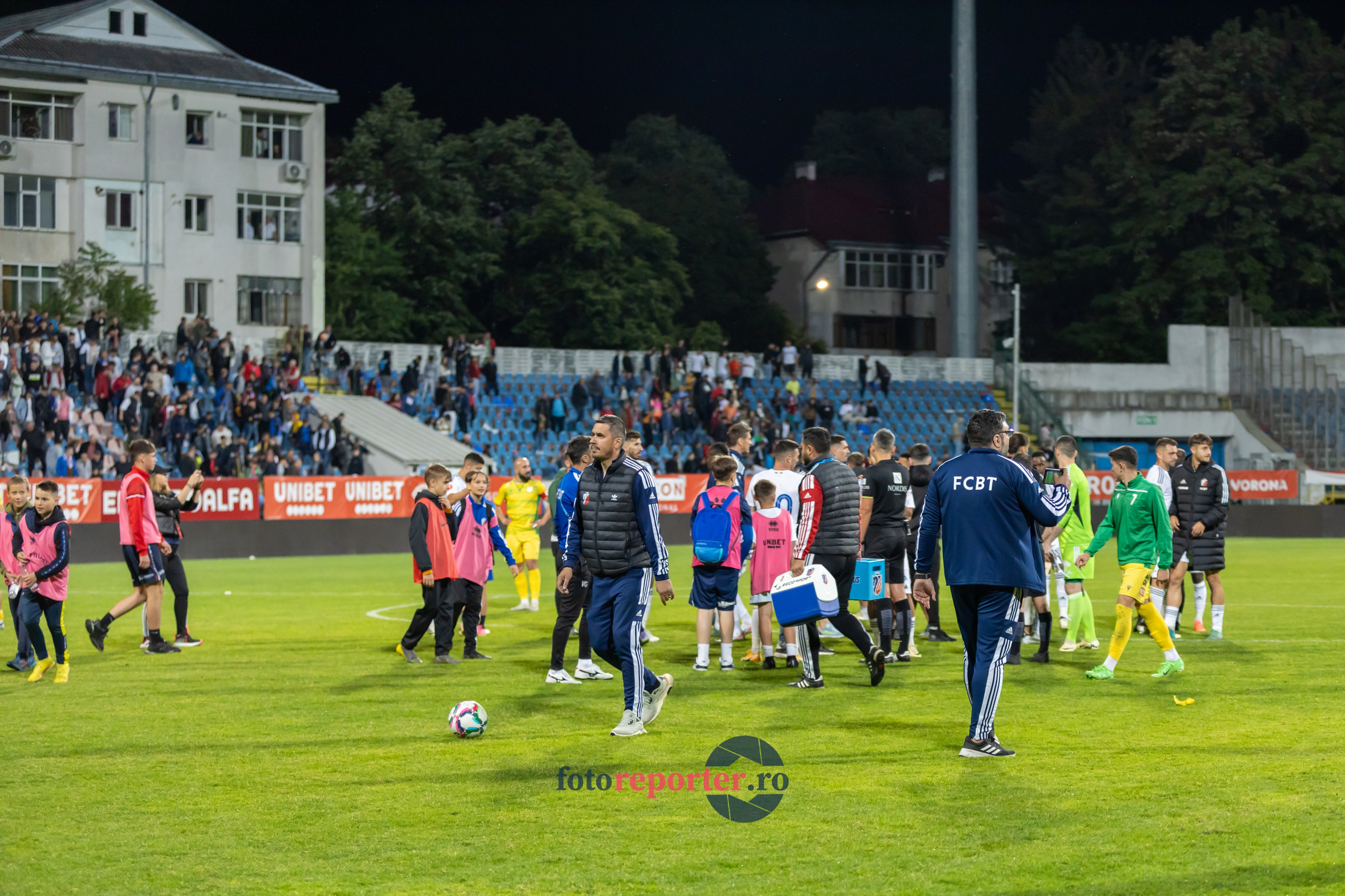 Galerie Foto: FC Botoșani vs. CS Mioveni - Pe 17 mai 2024, am fost martorii unei partide incredibile între FC Botoșani și CS Mioveni, în prima manșă a barajului pentru evitarea retrogradării. În fața unui stadion plin de emoție și speranță, echipa noastră a obținut o victorie importantă, cu un gol marcat de Aldair în minutul 93. 💪 *FC Botoșani 1-0 CS Mioveni*⚽️ Urmăriți momentele cheie ale meciului și bucuria suporterilor în această galerie foto! Pregătiți-vă pentru meciul de retur de pe 24 mai, când vom lupta din nou pentru a rămâne în prima ligă.#FCBotoșani #CSMioveni #BarajRetrogradare #ForzaBotoșani 