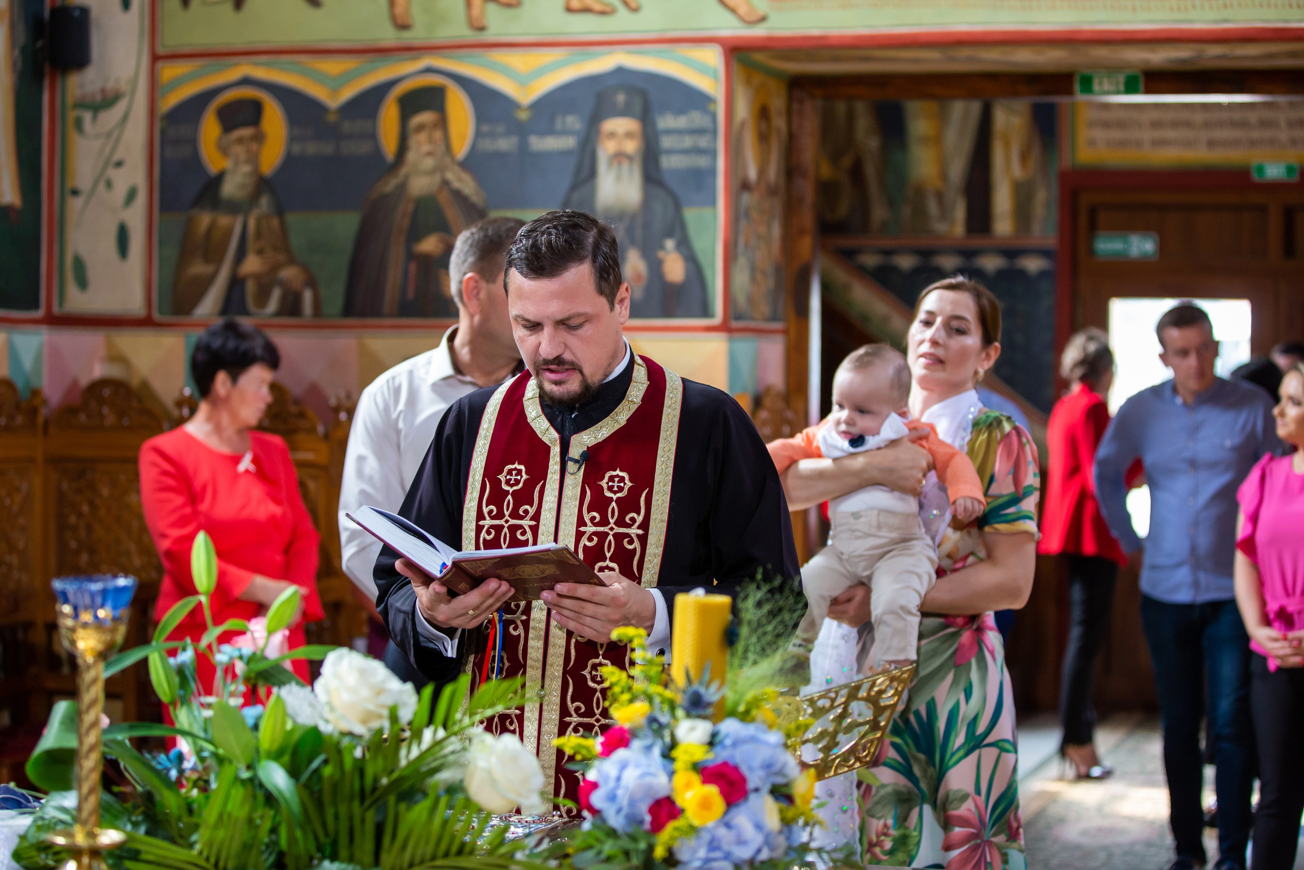 “Bebeluș botezat în biserică, ținut în brațe de nași”	•	“Detaliu cu lumânarea de botez decorată cu flori albe”	•	“Părinți emoționați alături de copilul lor la ceremonia de botez”	•	“Masa festivă de botez cu decor tematic și tort personalizat”	•	“Momentul în care preotul toarnă apă sfințită pe fruntea bebelușului”	“Bebeluș în rochie albă de botez, zâmbind în brațele mamei”	•	“Detaliu cu cruciulița de botez așezată pe o pernă de satin”	•	“Părinți și nași aprinzând lumânările în timpul ceremoniei de botez”	•	“Tort de botez decorat cu figurine tematice și numele copilului”	•	“Copil botezat dormind liniștit în pătuțul decorat festiv”	•	“Momentul în care preotul binecuvântează copilul în fața altarului”	•	“Invitați adunându-se în jurul mesei festive la petrecerea de botez”	•	“Bebeluș ținând în mână o jucărie personalizată primită la botez”	•	“Familie fericită pozând împreună după ceremonia de botez”	•	“Decor tematic cu baloane și flori la locația petrecerii de botez” fotograf Botoșani fotograf evenimente fotograf botez Alin Chirila fotograf alinofotostudio,- Preotul ținându-l pe micuțul Mathias Gabriel la botez, în biserica Înălțarea Domnului, Copălău  - Detalii de la botezul lui Mathias – lumânare, trusou și icoană  - Familia lui Mathias Gabriel alături de micuț, în ziua botezului  - Portret emoționant cu mama și bebelușul în brațe, în biserică,fotograf profesionist evenimente Botoșani, Iași, Suceava, Fălticeni, Bacău, Pașcani, Roman - AlinoFotoStudio by Alin Chirilă - servicii foto nuntă, botez, cununie, ședințe foto creative, albume personalizate, fotografii emoționante și calitative pentru cele mai importante momente din viață,fotograf nuntă Botoșani Alin Chirilă,  ședință foto botez Iași - AlinoFotoStudio,  servicii fotograf profesionist evenimente Suceava,  fotograf cununie civilă Fălticeni - Alin Chirilă,  album foto nuntă personalizat Bacău.“Bebeluș botezat în biserică, ținut în brațe de nași”	•	“Detaliu cu lumânarea de botez decorată cu flori albe”	•	“Părinți emoționați alături de copilul lor la ceremonia de botez”	•	“Masa festivă de botez cu decor tematic și tort personalizat”	•	“Momentul în care preotul toarnă apă sfințită pe fruntea bebelușului”	“Bebeluș în rochie albă de botez, zâmbind în brațele mamei”	•	“Detaliu cu cruciulița de botez așezată pe o pernă de satin”	•	“Părinți și nași aprinzând lumânările în timpul ceremoniei de botez”	•	“Tort de botez decorat cu figurine tematice și numele copilului”	•	“Copil botezat dormind liniștit în pătuțul decorat festiv”	•	“Momentul în care preotul binecuvântează copilul în fața altarului”	•	“Invitați adunându-se în jurul mesei festive la petrecerea de botez”	•	“Bebeluș ținând în mână o jucărie personalizată primită la botez”	•	“Familie fericită pozând împreună după ceremonia de botez”	•	“Decor tematic cu baloane și flori la locația petrecerii de botez” fotograf Botoșani fotograf evenimente fotograf botez Alin Chirila fotograf alinofotostudio.fotograf botez Amelis Maria, fotografie botez Botoșani, fotograf Alin Chirilă, amintiri botez, fotografii botez, botez Amelis Maria, fotograf copii, fotografie botez în Botoșani,