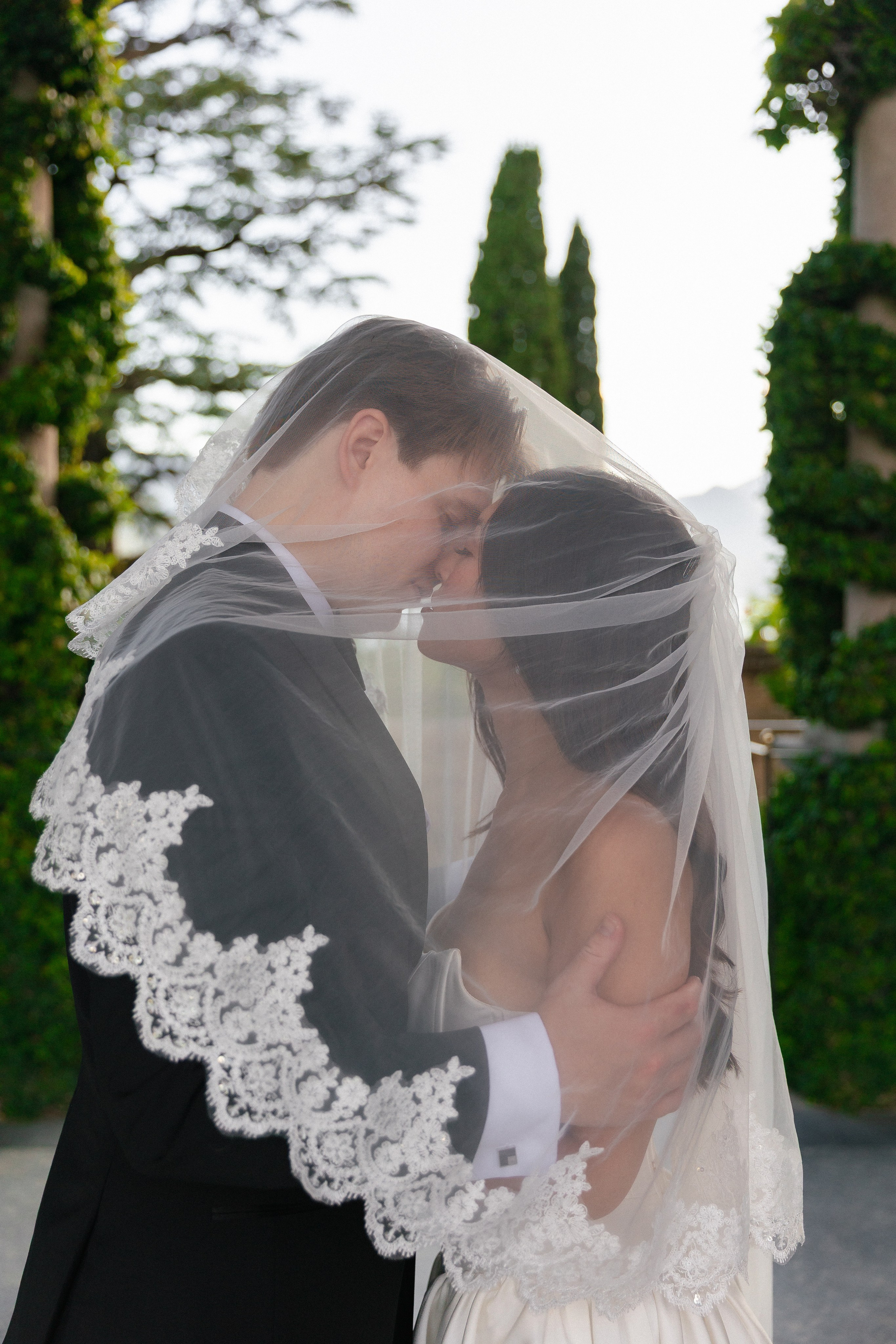 Lily & Zach, Villa del Balbianello. Photographer in Italy Anna Linnik