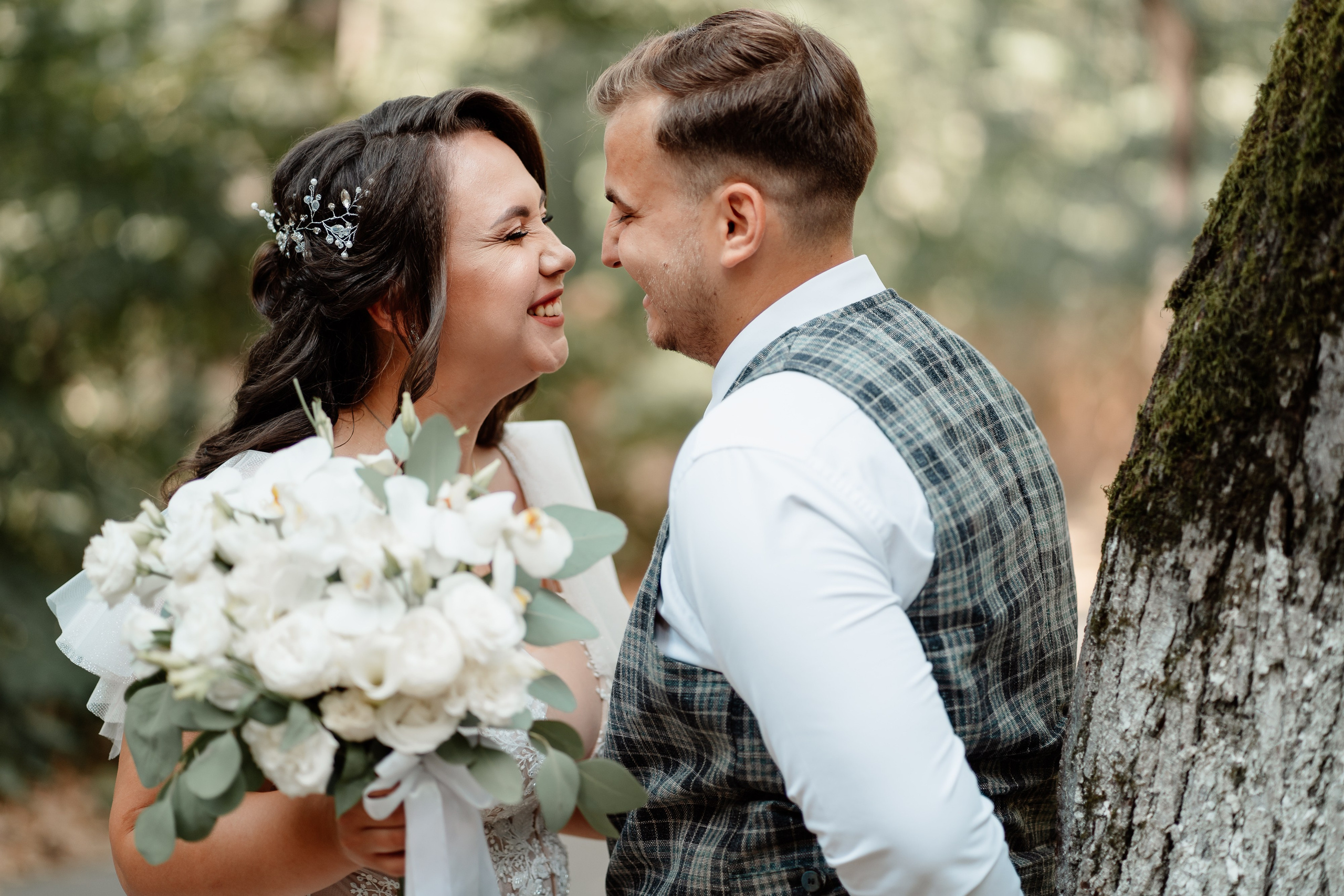 Moment emoționant între miri în ziua nunții, surprins într-un cadru natural și romantic, la Daimon Events. Fotografie de nuntă profesională, editată artistic pentru a evidenția emoția și eleganța evenimentului.