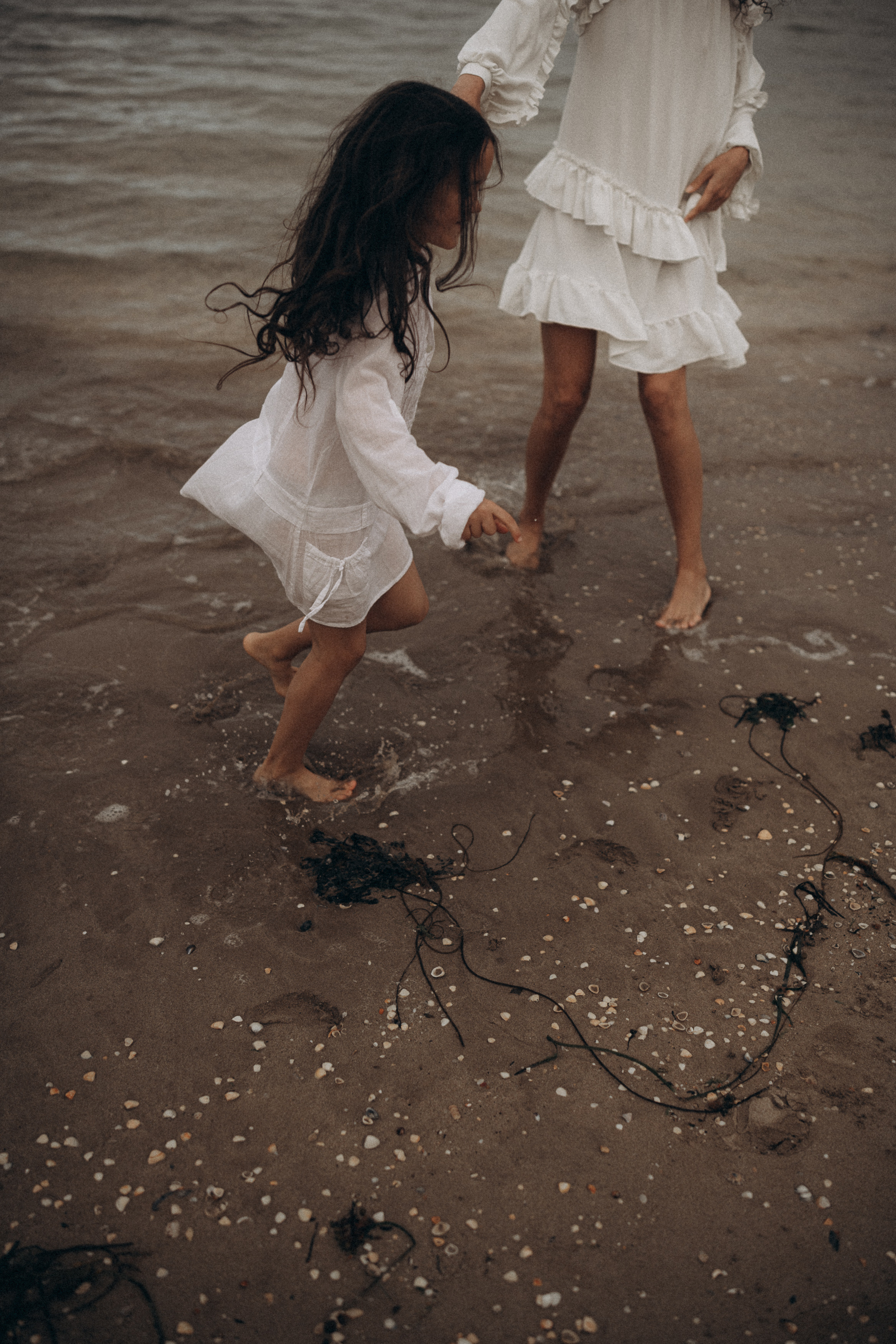 Family photoshoot on the beach in ireland. Wedding & Family photographer in County Donegal and Dublin, Ireland