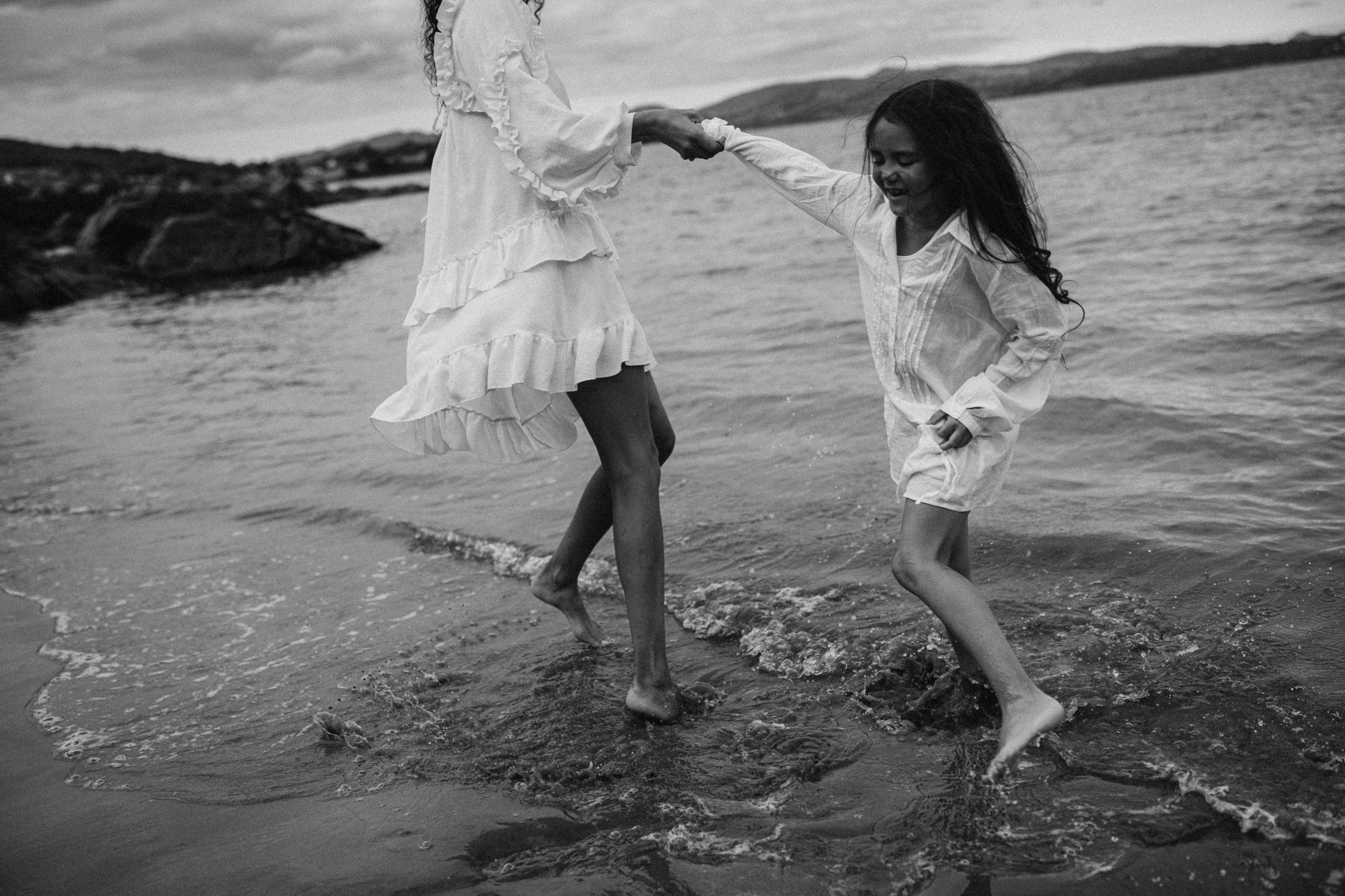 candid natural photos of family playing on the beach in Donegal