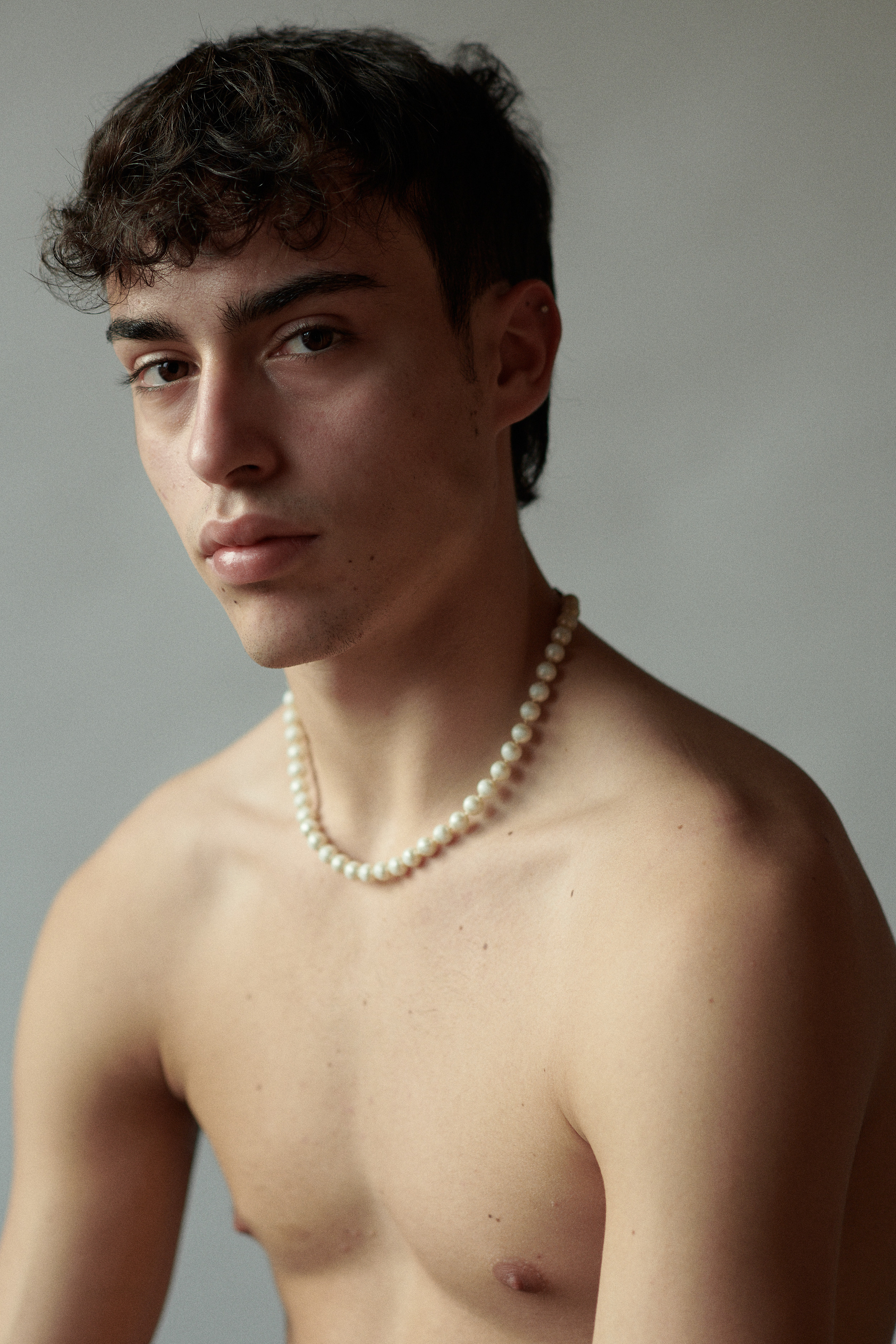 Photo portrait of a young man with a pearl necklace. Portrait Photographer in Brussels & Amsterdam — Victoria Ushkanova