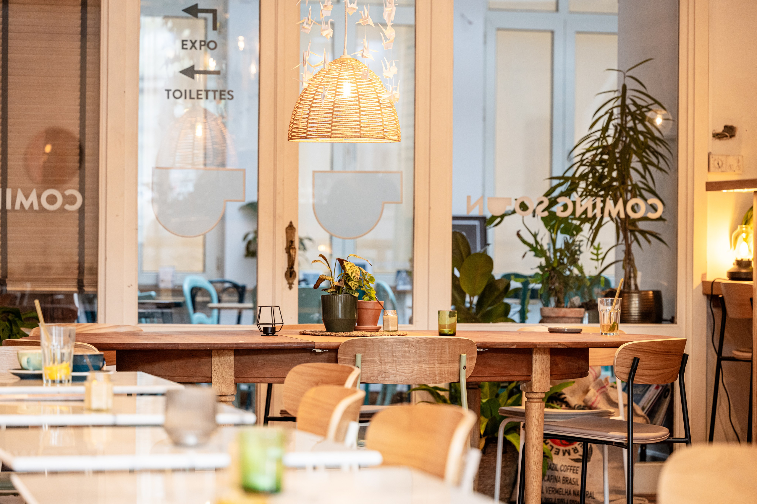 Fotografie cu atmosferă caldă din cafenea, ideală pentru campanii de social media și promovarea brandurilor de cafea