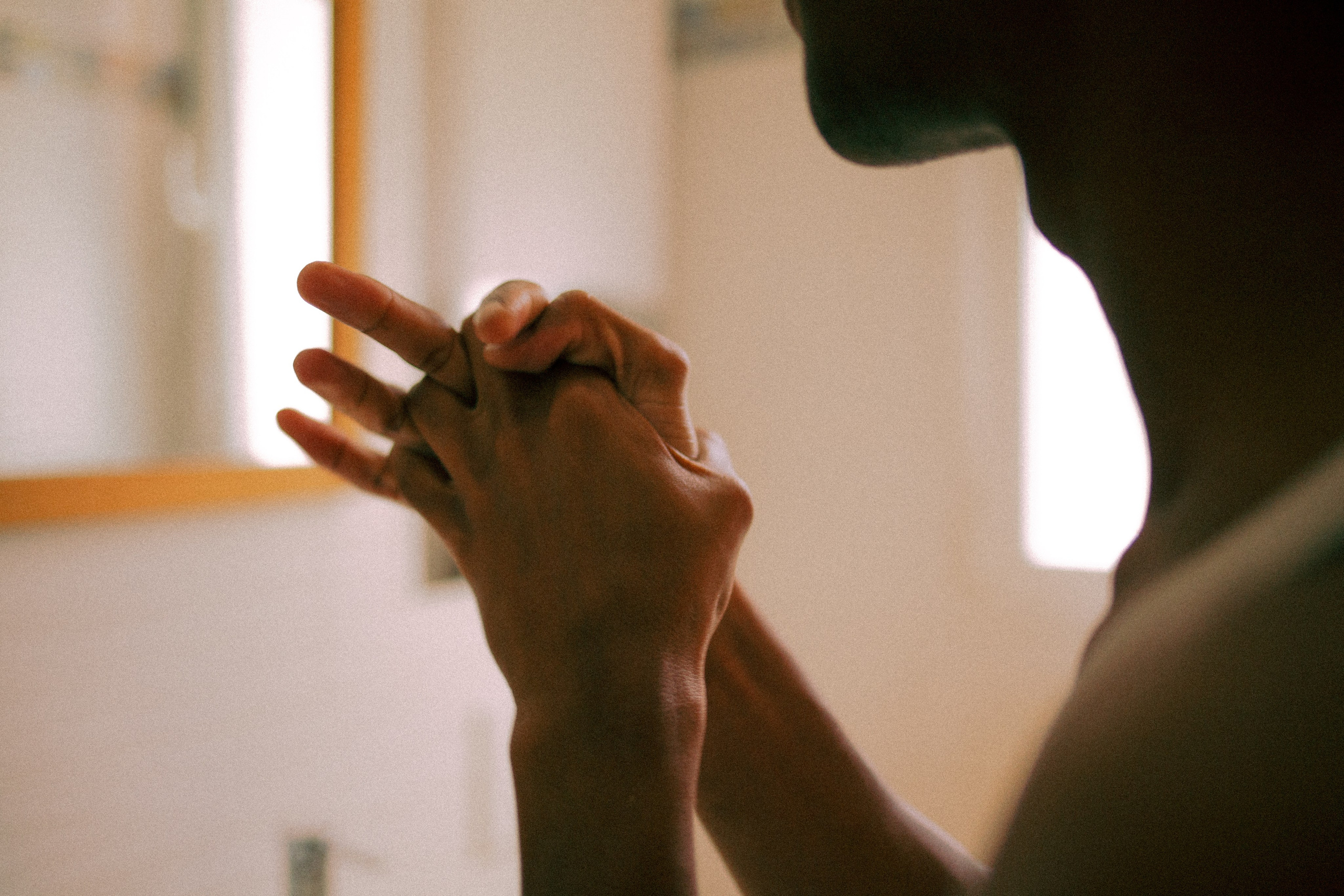 Un chico de París en su piso. Marina Kálcheva – Photographer, Videographer & Visual Artist in Barcelona