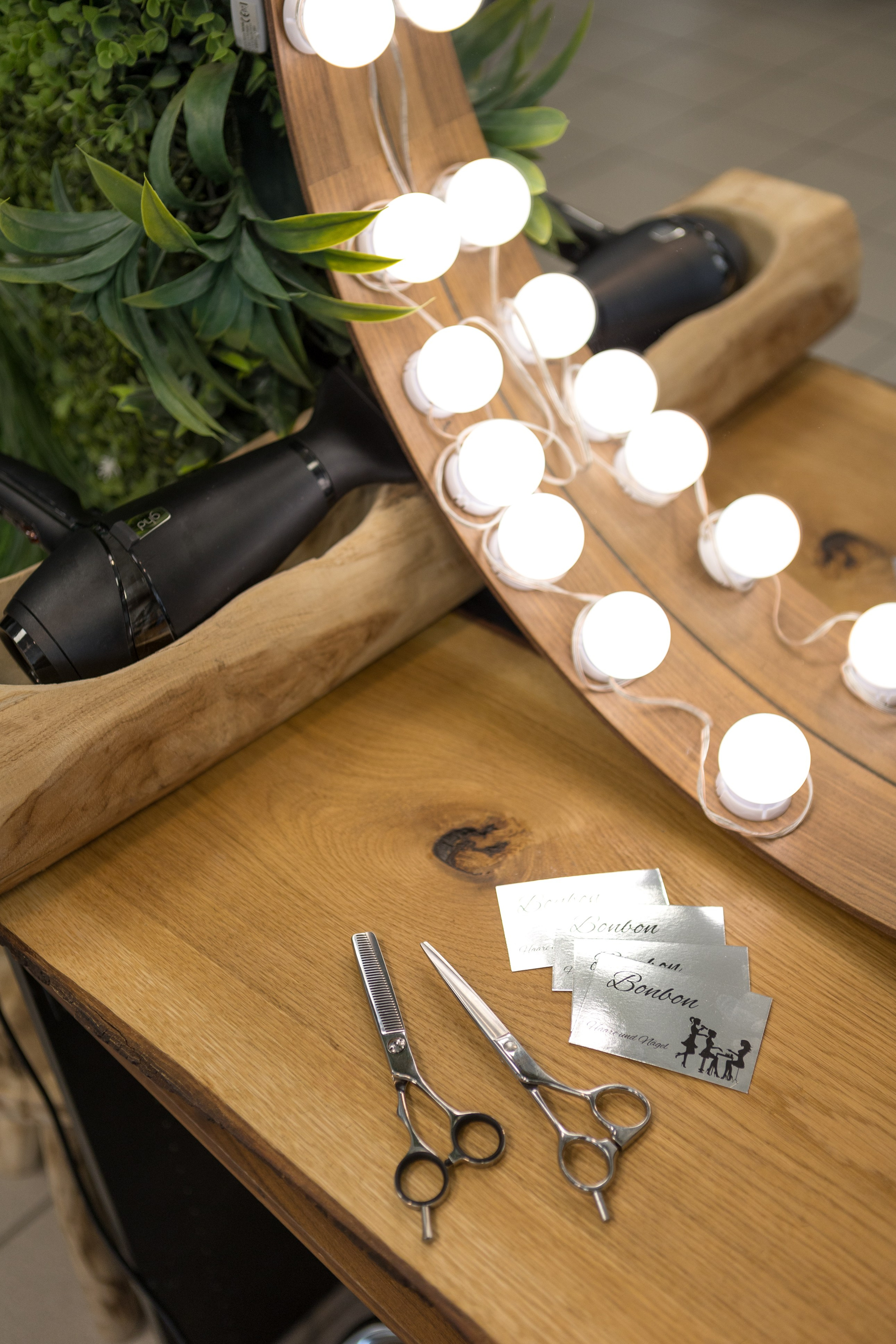 Haare und Nägel. www.bonbon-studio.de. Adelya Tomin