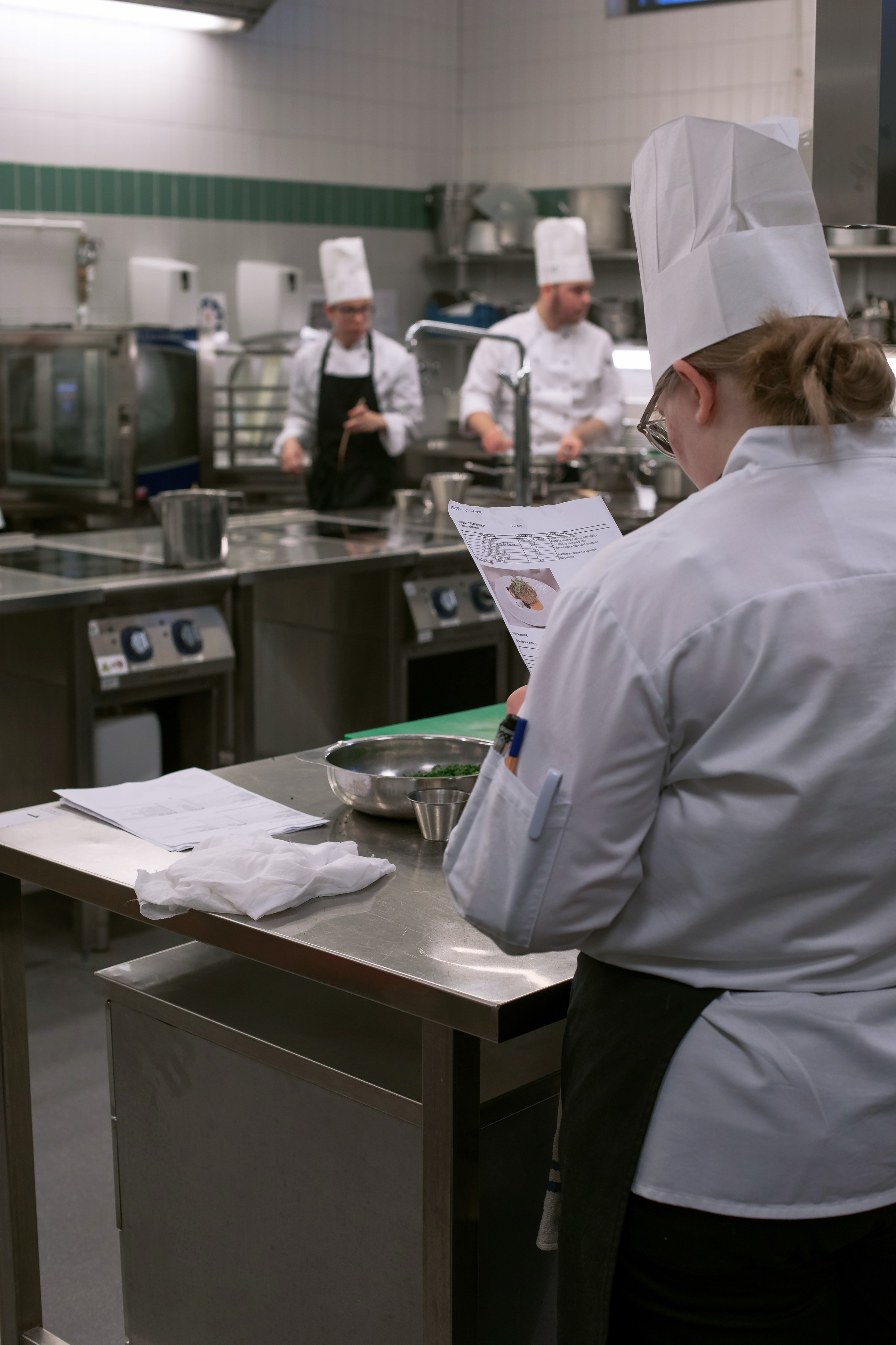 Kokki ja Tarjoilija. Ekaterina Mansur, muotokuvafotografi Suomessa (Helsingissä ja Uudellam