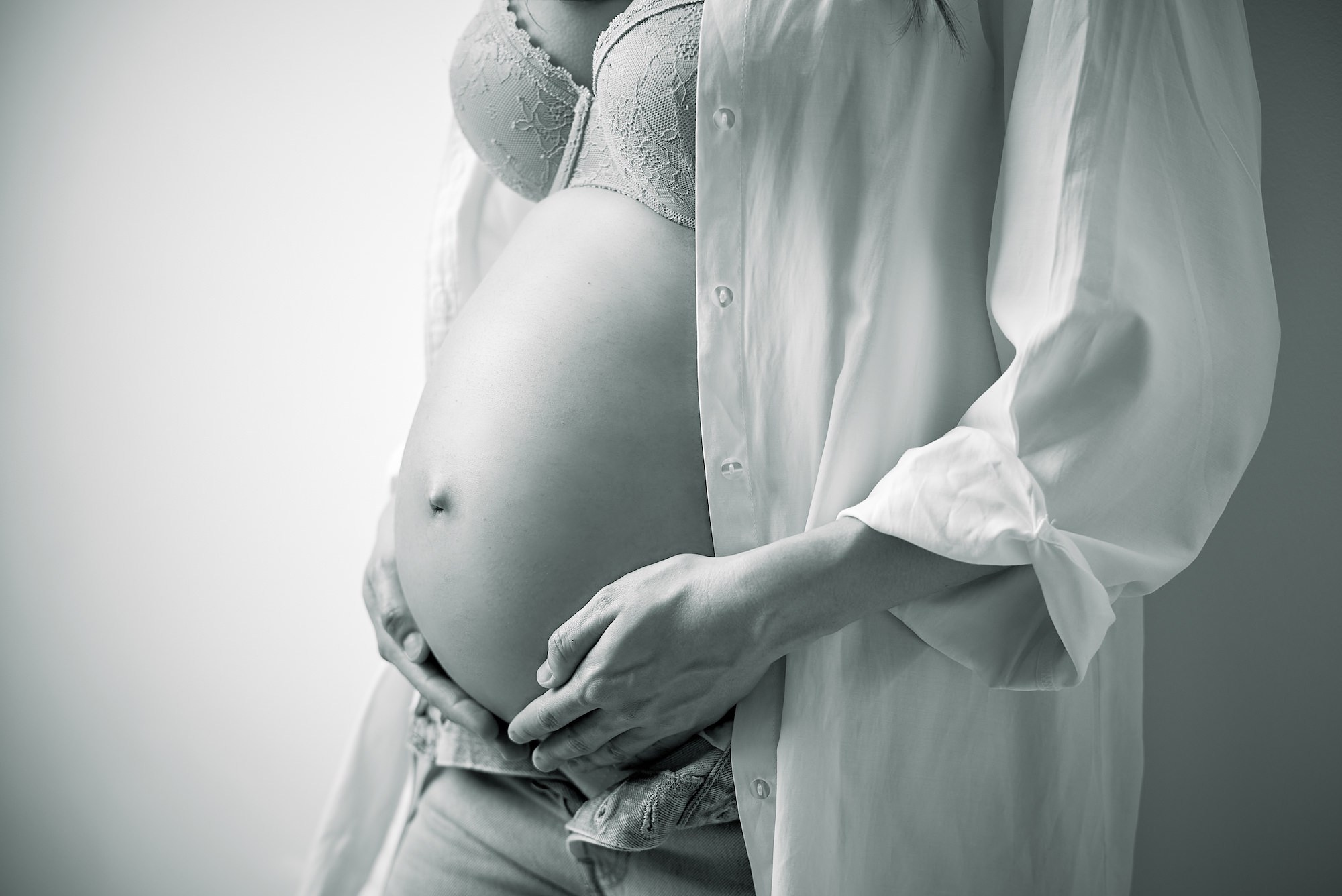 Sesión de fotos de embarazo en Tenerife | Fotografía de maternidad y familia. Fotógrafos en Tenerife dedicados a la fotografía de bebes, niños y familia