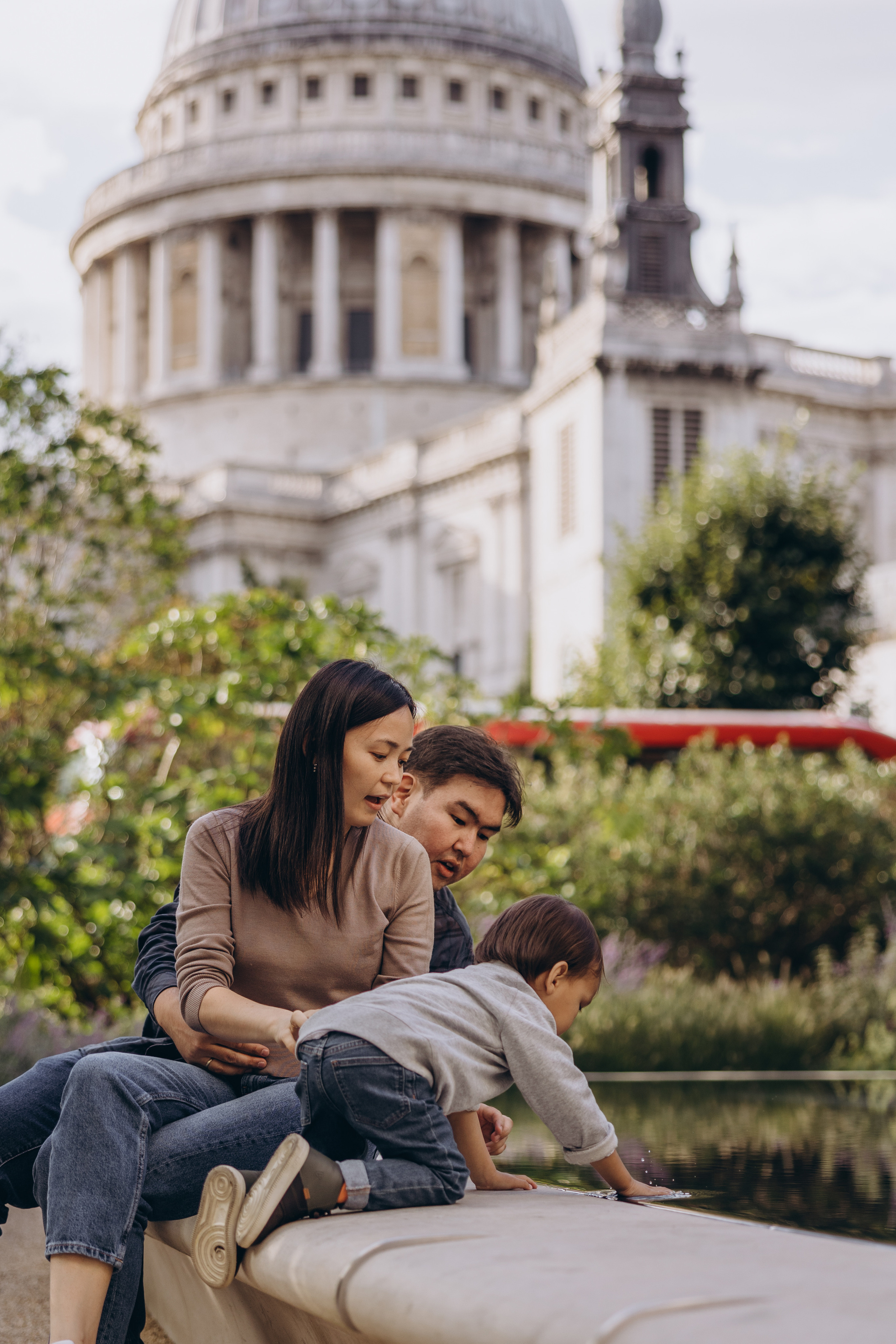Aidan with parents (St Paul’s Cathedral). Anastasia Klink, Photographer in London