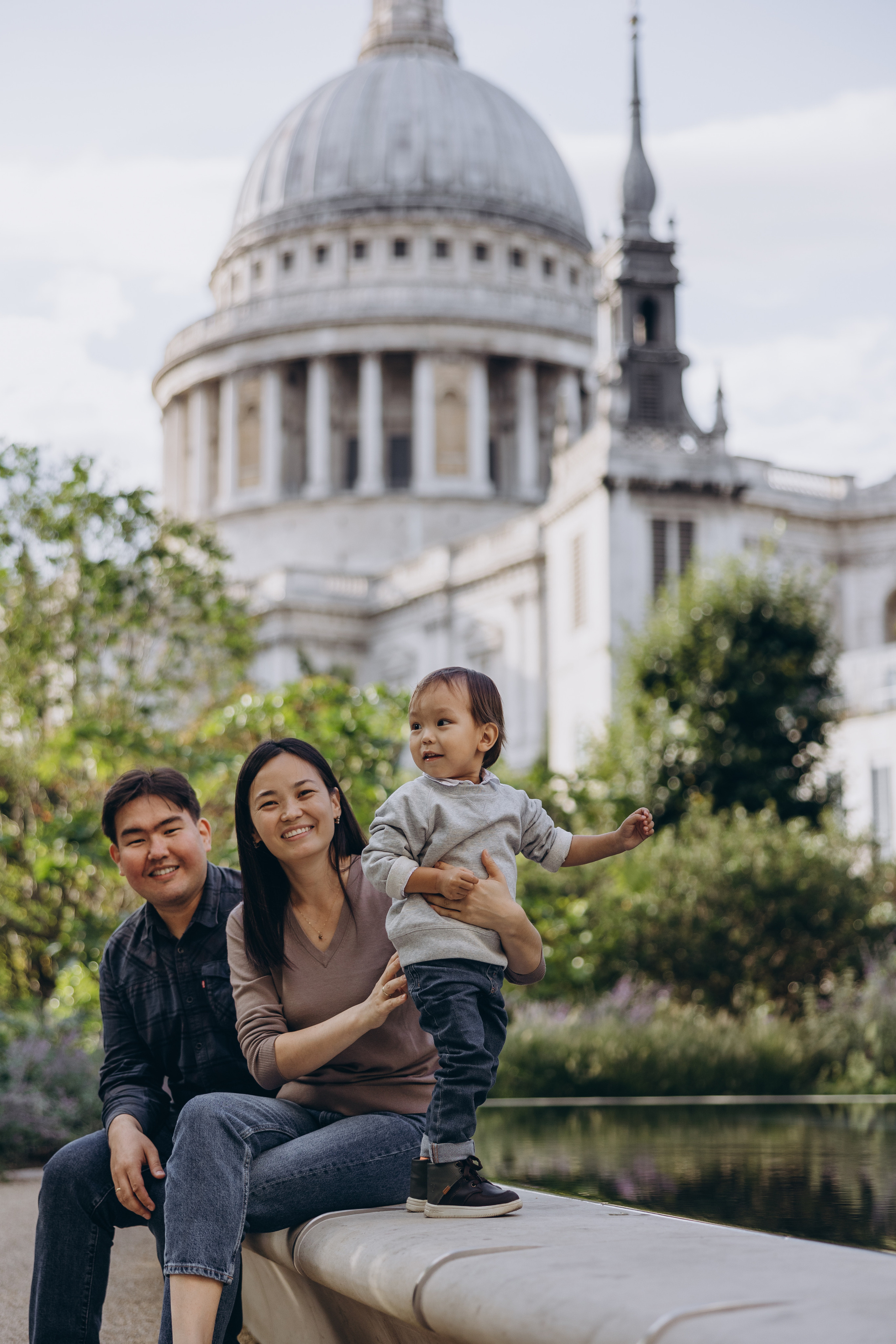 Aidan with parents (St Paul’s Cathedral). Anastasia Klink, Photographer in London
