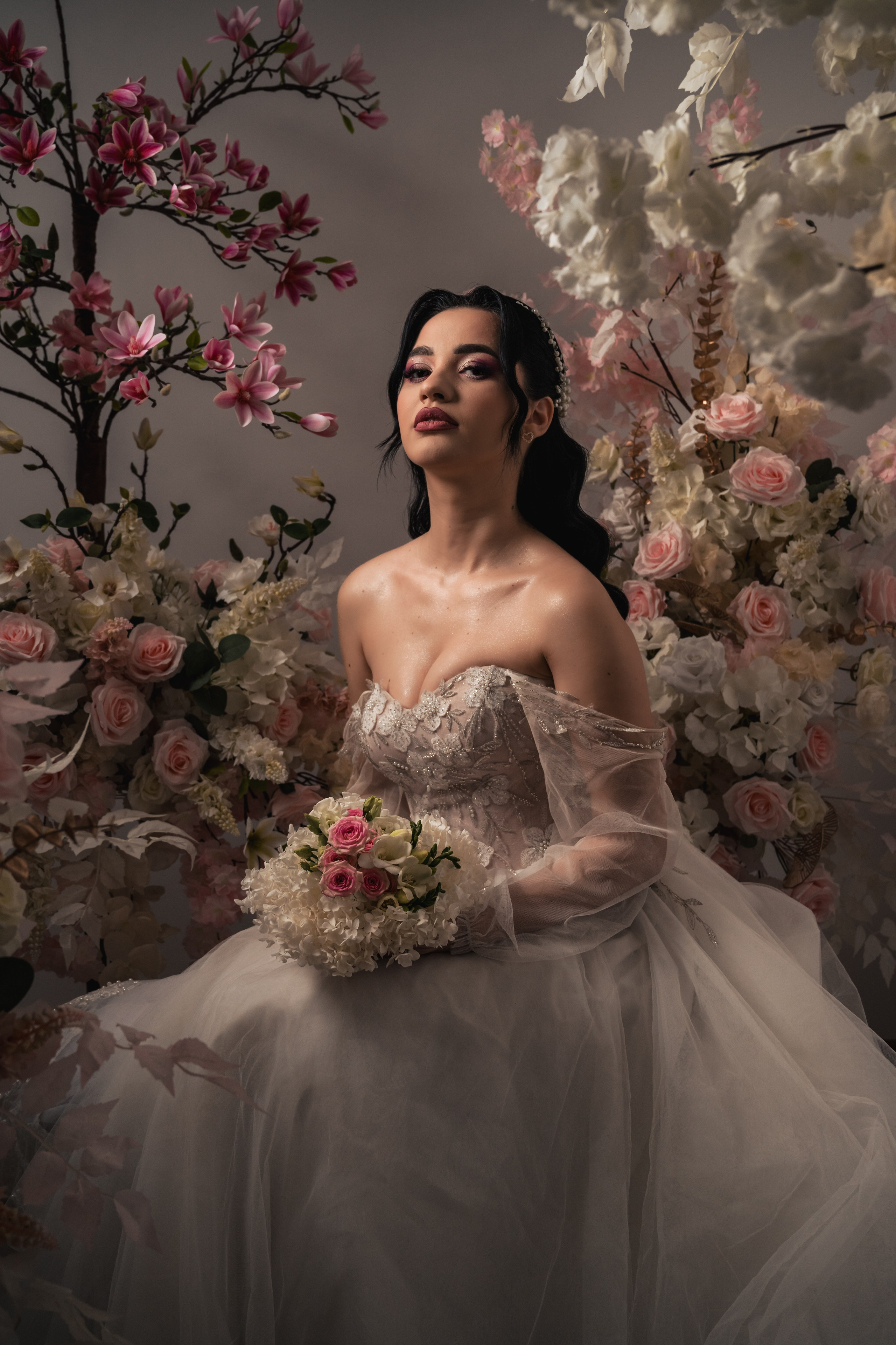 mireasă în decor floral urban – fotografie nuntă România