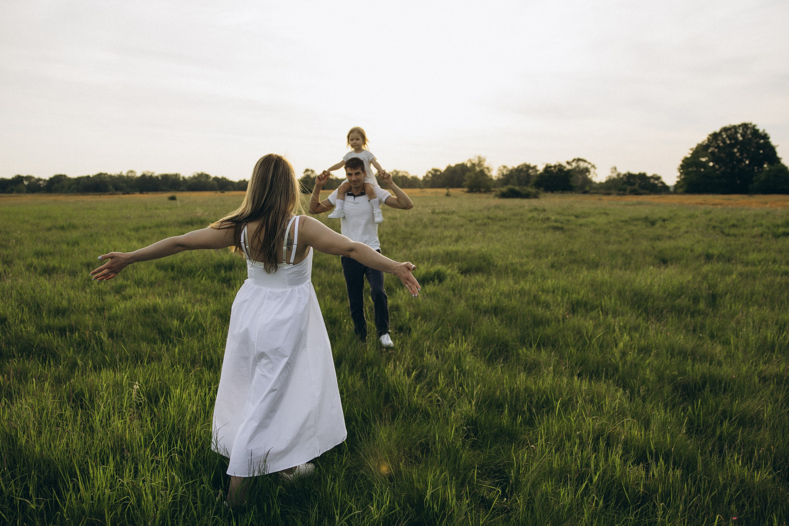 Familienshooting bei Sonnenuntergang. Familien & Hochzeitfotografin Nadja Holzmann