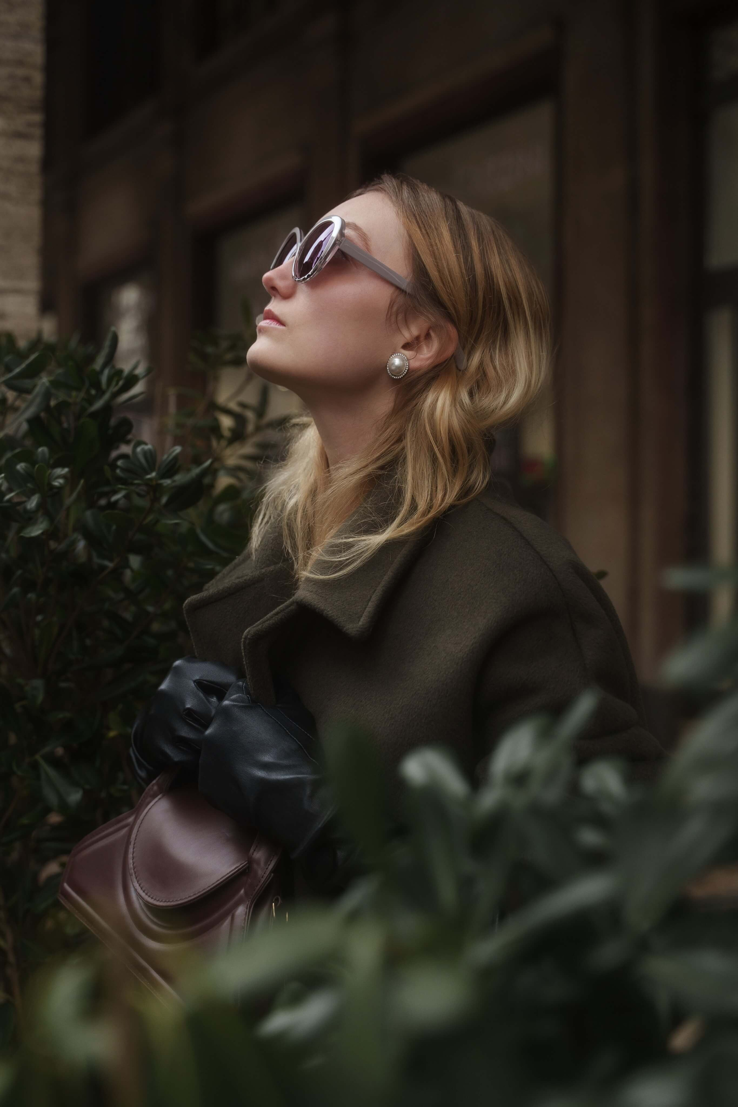 Close-up of model with pearl earrings and round sunglasses – eyewear campaign photography in Milan