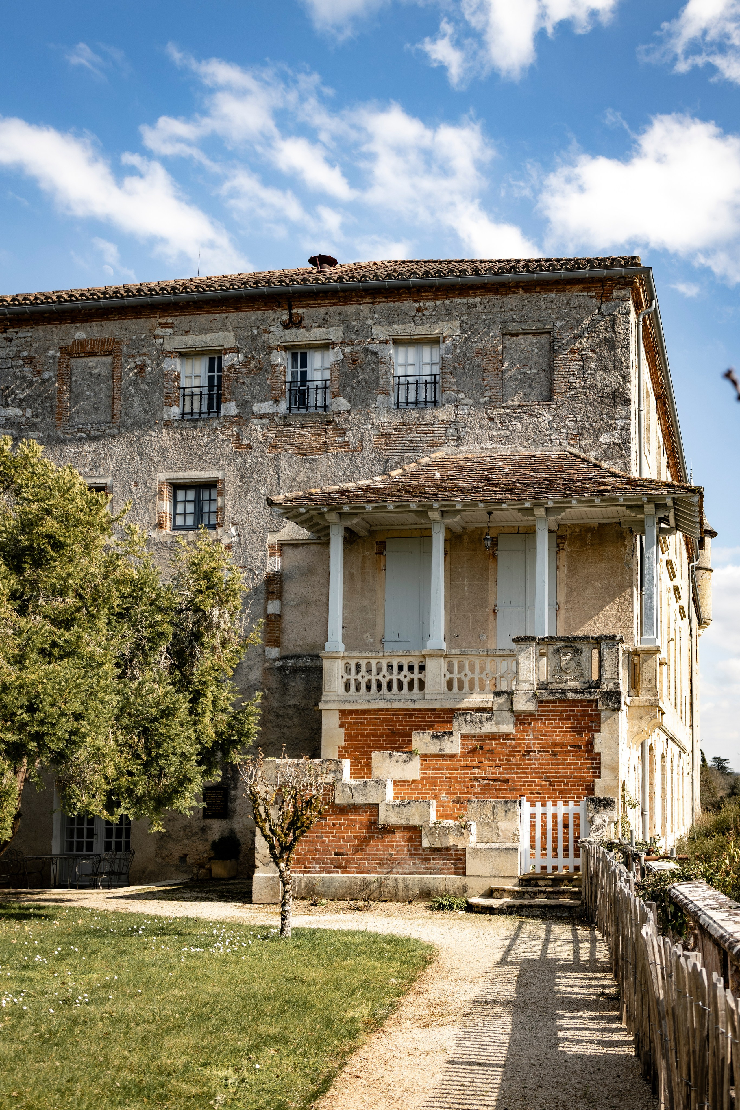 Château de Mercuès perfect for elopements. Eugenie Smirnova — wedding, corporate and lifestyle photographer in Toulouse and Southwest France