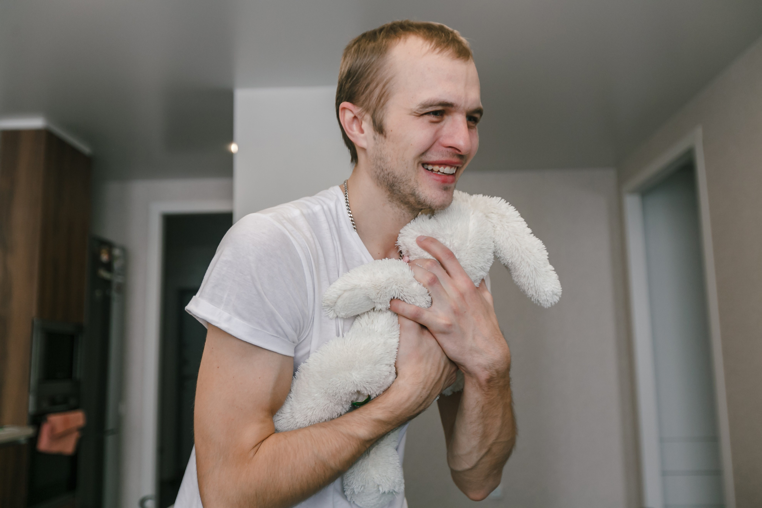 Mamá, papá e hija preparando juntos el desayuno en casa. Fotógrafo de retrato, familia y reportajes en Valencia | España | Europa Vitalii Lumier