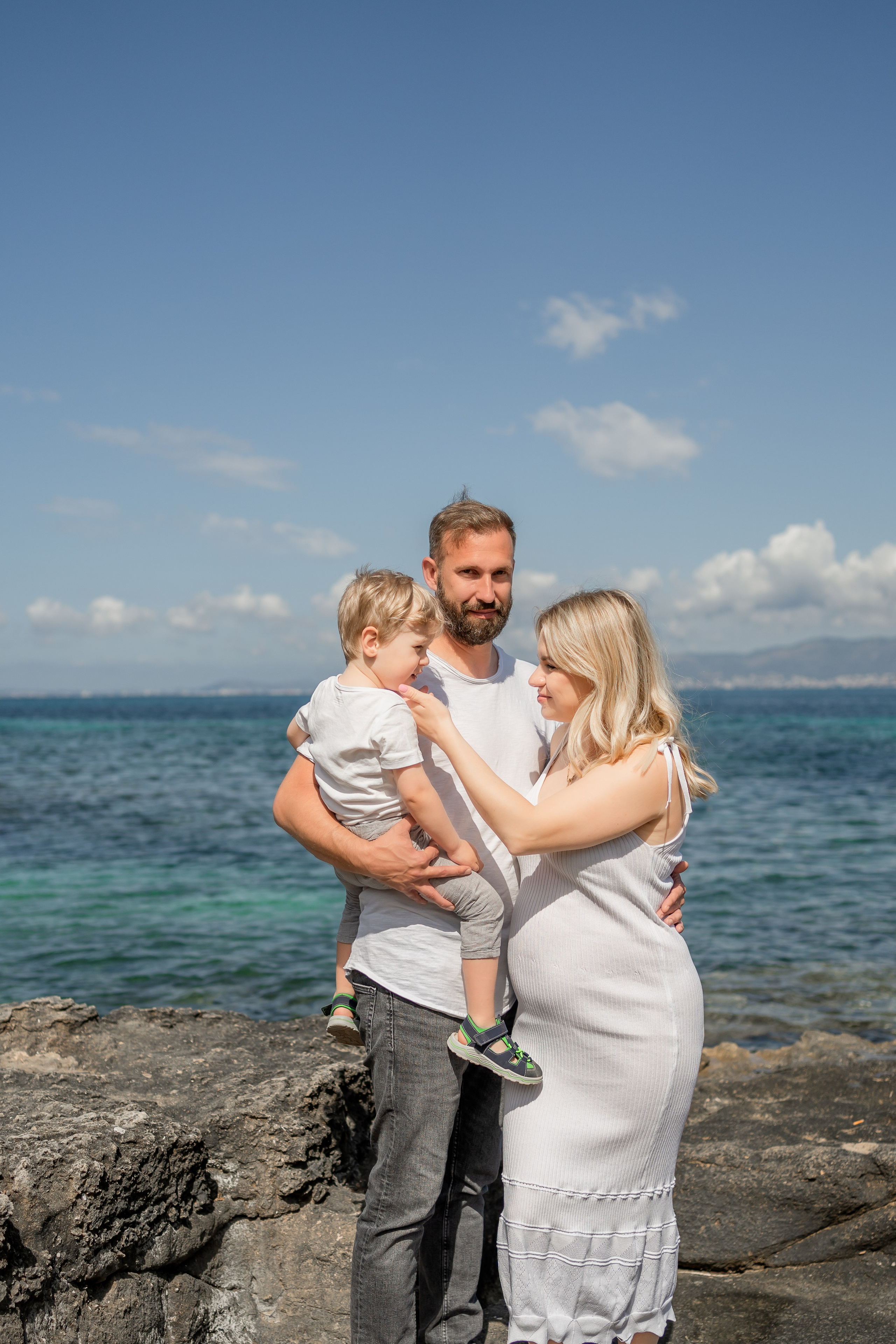 Babybauch-Shooting am Meer auf Mallorca mit Familie. Deine Fotografin auf Mallorca für Familien und Business