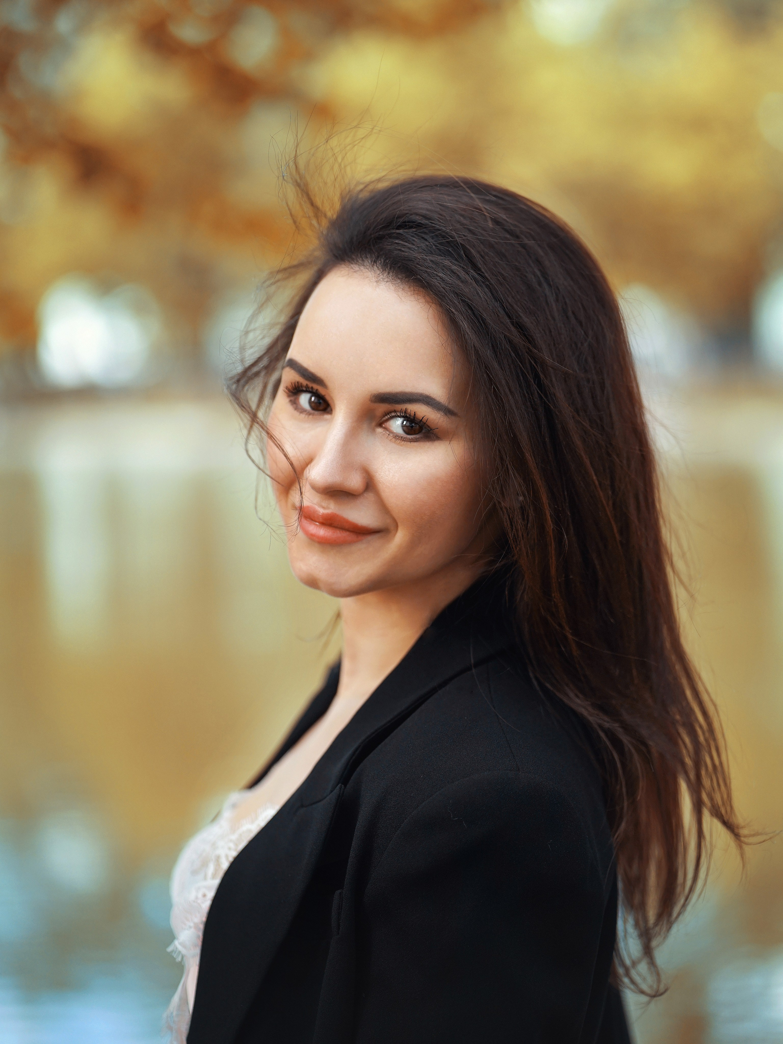 Retrato femenino en Madrid — belleza auténtica con luz natural Asesoría de estilismo, poses y localización. Imágenes elegantes y atemporales. Fotógrafa en Madrid | Retratos femeninos, familia y sesiones con caballos – Anna Maruleva