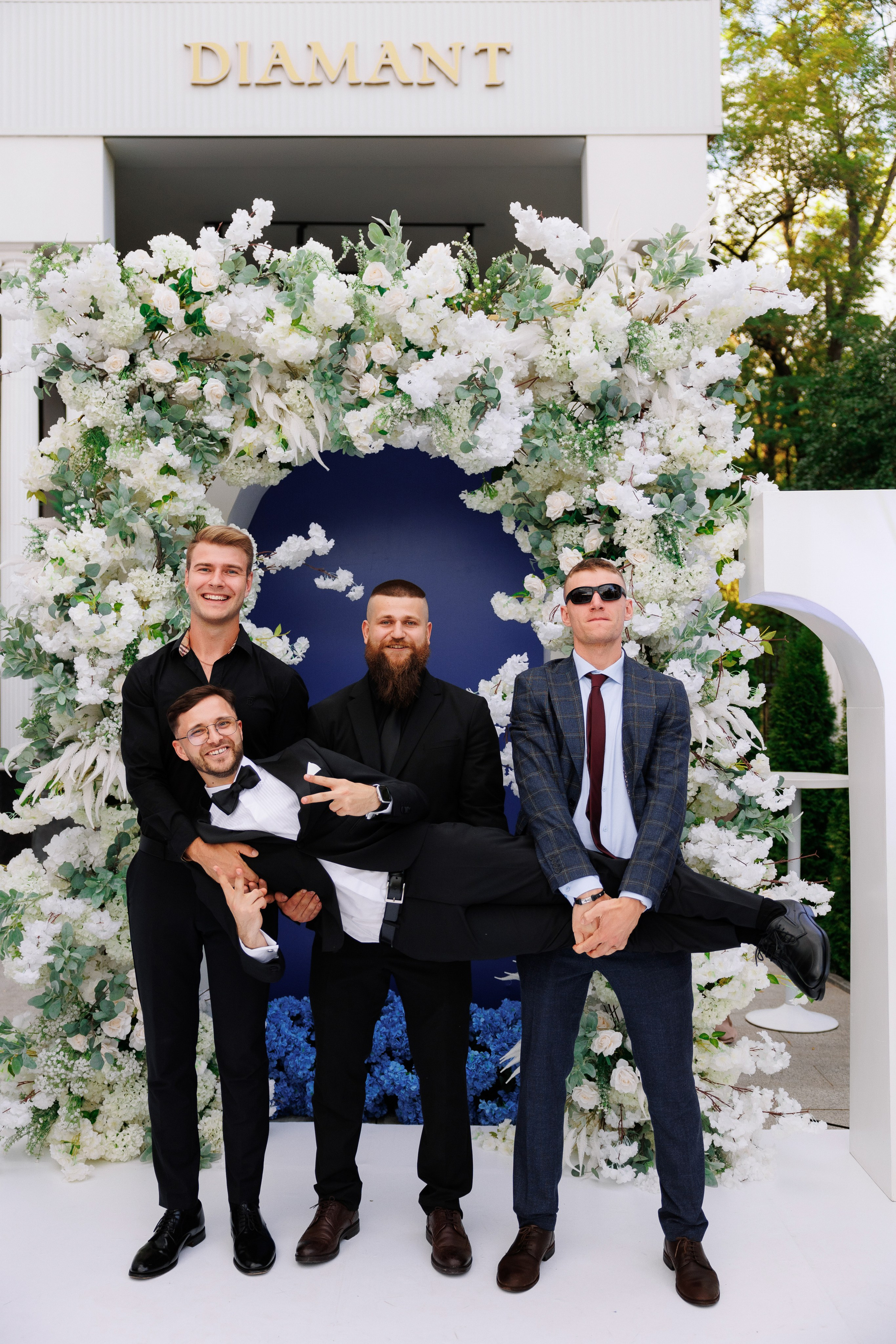 portretul din ziua nunții a prietenilor mirelui