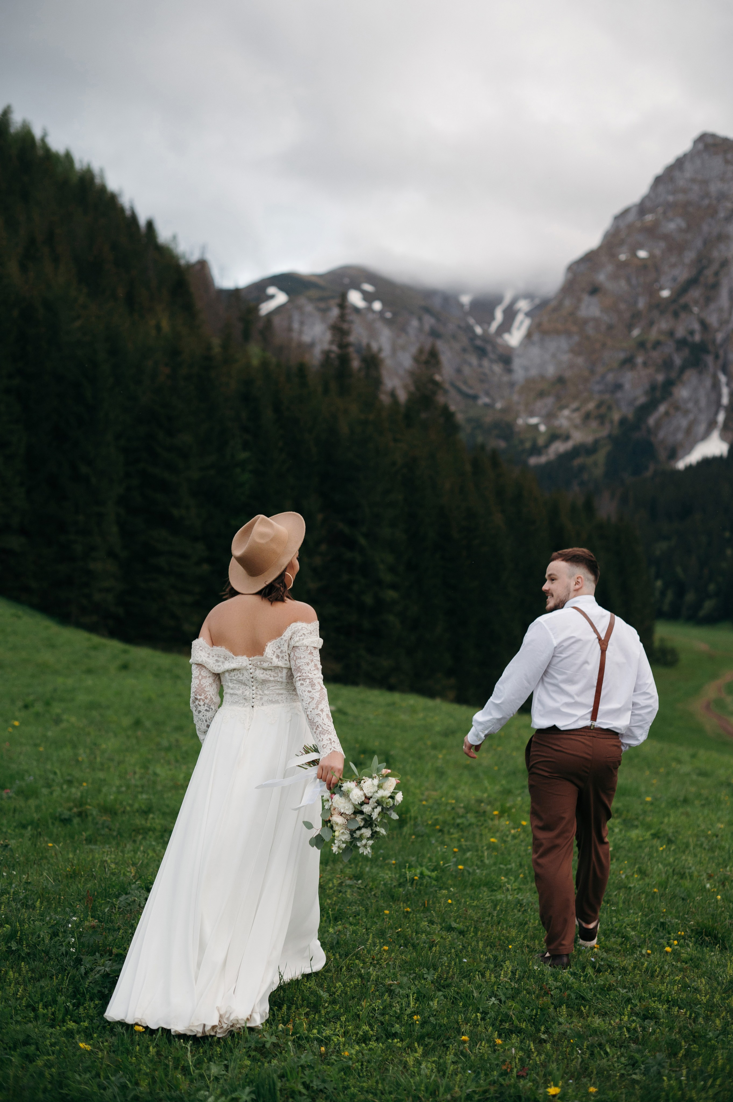 Hochzeitsfotoshooting in den Bergen | Natürliche & Romantische Hochzeitsbilder
