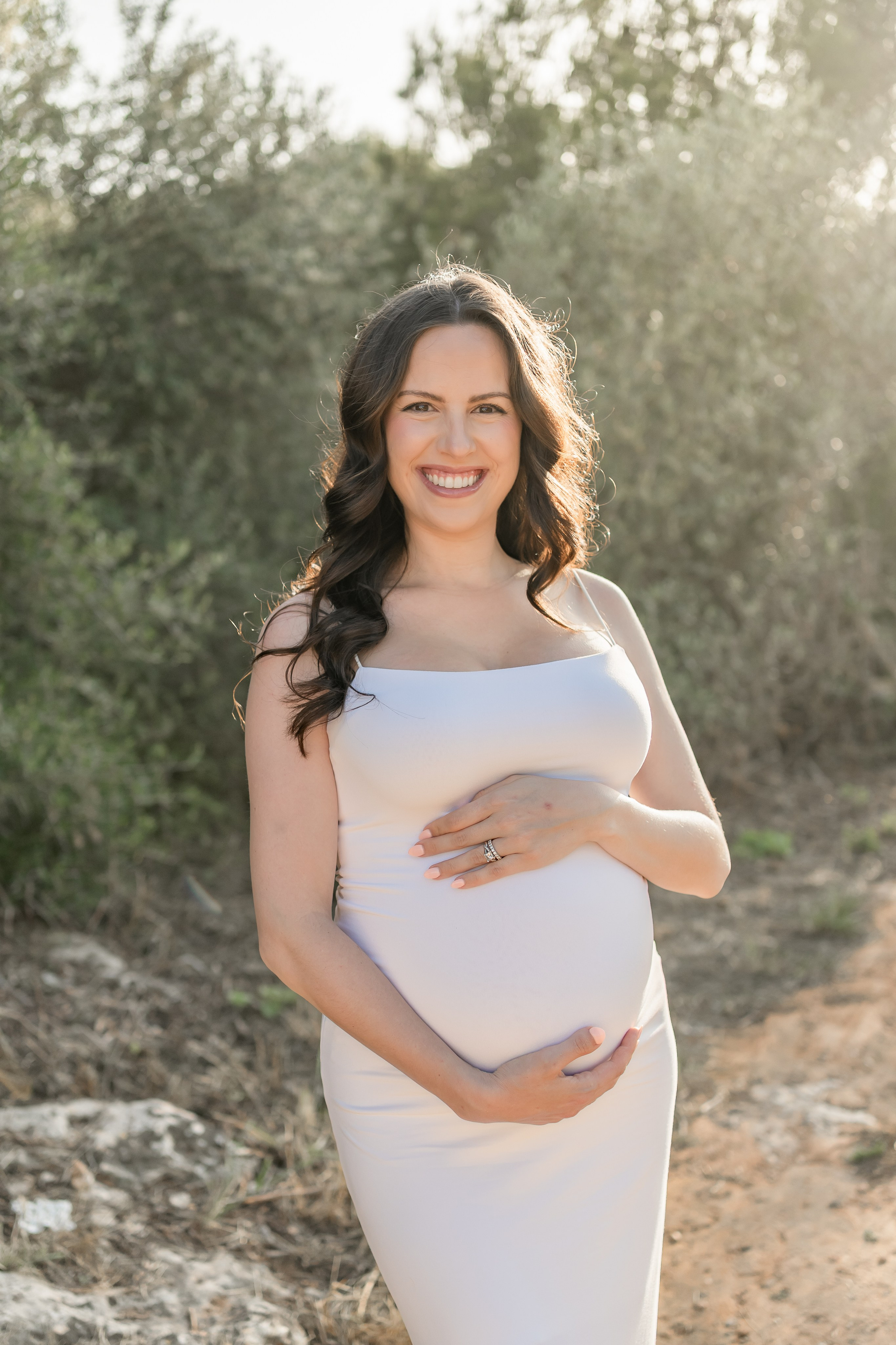 Maternity Photoshoot by the Sea in Mallorca – Natural & Timeless Moments. Deine Fotografin auf Mallorca für Familien und Business