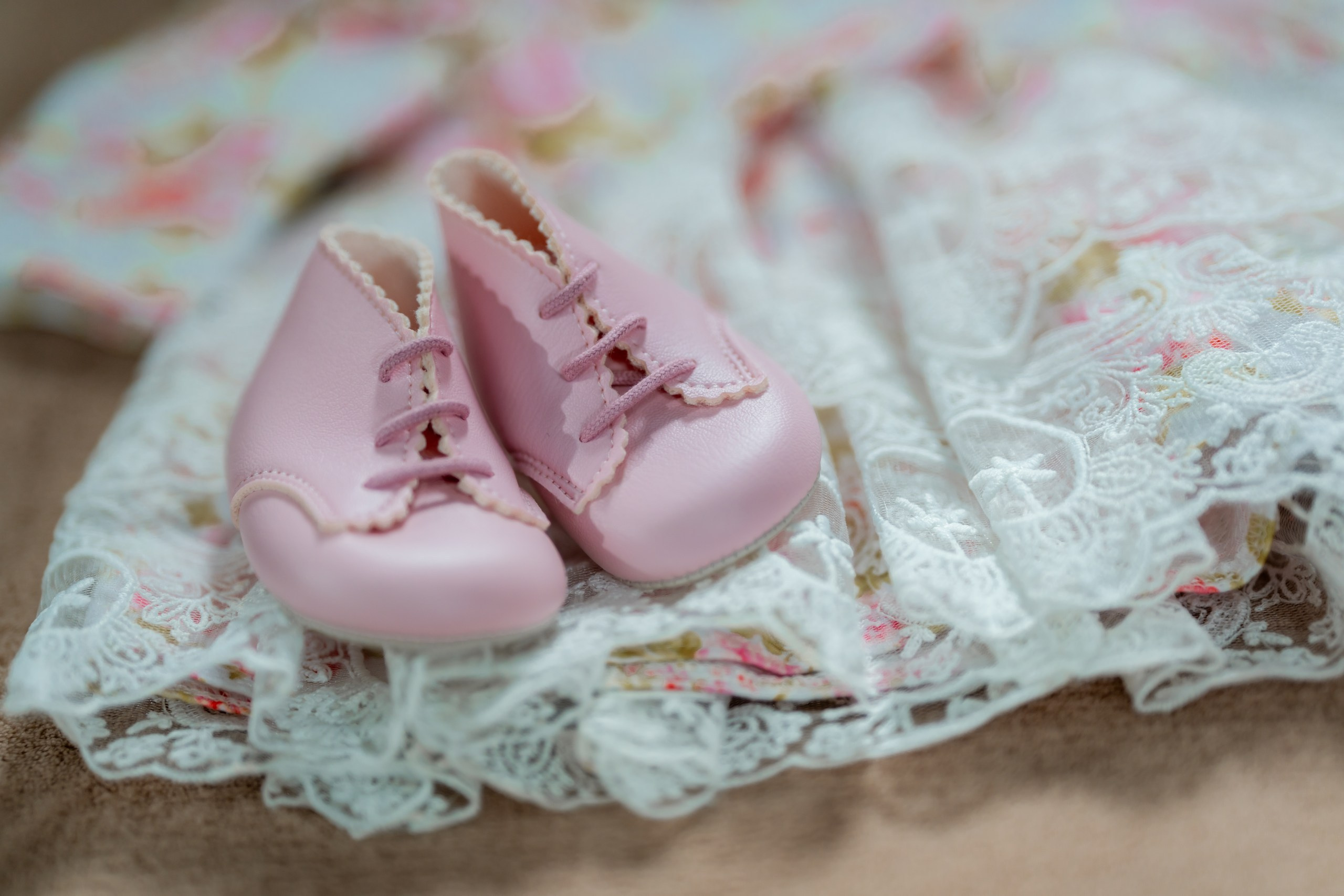 fotograf botez , fotografie botez Botoșani, fotograf Alin Chirilă, amintiri botez, fotografii botez, botez Miruna Parascheva, fotograf copii, fotografie botez în Botoșani-alt="botez , fotografie botez Alin Chirilă, amintiri botez, fotografii emoționante botez Botoșani"-- fotografii-botez-bebelus- amintiri-botez-micuț- moment-sfânt-crestinare- fotografie-emotionanta-botez- detalii-botez-bebelusi- parinti-fericiti-la-botez- fotograf-botez-profesionist- botez-in-biserica-ortodoxa- micuț-botezat-cu-emoție- zâmbete-și-lacrimi-la-botez- bebeluș-la-cristelniță- decor-botez-colorat- botez-cu-dragoste-și-credință- emotie-pura-la-botez- fotograf-botez-botosani- botez-iasi-suceava-fotograf- amintiri-nepretuite-botez-- Preotul ținându-l pe micuțul Mathias Gabriel la botez, în biserica Înălțarea Domnului, Copălău  - Detalii de la botezul lui Mathias – lumânare, trusou și icoană  - Familia lui Mathias Gabriel alături de micuț, în ziua botezului  - Portret emoționant cu mama și bebelușul în brațe, în biserică,fotograf profesionist evenimente Botoșani, Iași, Suceava, Fălticeni, Bacău, Pașcani, Roman - AlinoFotoStudio by Alin Chirilă - servicii foto nuntă, botez, cununie, ședințe foto creative, albume personalizate, fotografii emoționante și calitative pentru cele mai importante momente din viață,fotograf nuntă Botoșani Alin Chirilă,  ședință foto botez Iași - AlinoFotoStudio,  servicii fotograf profesionist evenimente Suceava,  fotograf cununie civilă Fălticeni - Alin Chirilă,  album foto nuntă personalizat Bacău.“Bebeluș botezat în biserică, ținut în brațe de nași”	•	“Detaliu cu lumânarea de botez decorată cu flori albe”	•	“Părinți emoționați alături de copilul lor la ceremonia de botez”	•	“Masa festivă de botez cu decor tematic și tort personalizat”	•	“Momentul în care preotul toarnă apă sfințită pe fruntea bebelușului”	“Bebeluș în rochie albă de botez, zâmbind în brațele mamei”	•	“Detaliu cu cruciulița de botez așezată pe o pernă de satin”	•	“Părinți și nași aprinzând lumânările în timpul ceremoniei de botez”	•	“Tort de botez decorat cu figurine tematice și numele copilului”	•	“Copil botezat dormind liniștit în pătuțul decorat festiv”	•	“Momentul în care preotul binecuvântează copilul în fața altarului”	•	“Invitați adunându-se în jurul mesei festive la petrecerea de botez”	•	“Bebeluș ținând în mână o jucărie personalizată primită la botez”	•	“Familie fericită pozând împreună după ceremonia de botez”	•	“Decor tematic cu baloane și flori la locația petrecerii de botez” fotograf Botoșani fotograf evenimente fotograf botez Alin Chirila fotograf alinofotostudio.fotograf botez Amelis Maria, fotografie botez Botoșani, fotograf Alin Chirilă, amintiri botez, fotografii botez, botez Amelis Maria, fotograf copii, fotografie botez în Botoșani,