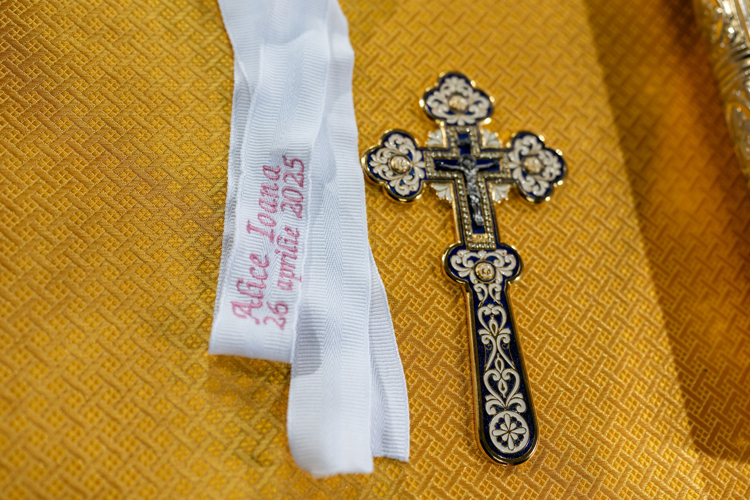 fotograf botez , fotografie botez Botoșani, fotograf Alin Chirilă, amintiri botez, fotografii botez, botez Miruna Parascheva, fotograf copii, fotografie botez în Botoșani-alt="botez , fotografie botez Alin Chirilă, amintiri botez, fotografii emoționante botez Botoșani"-- fotografii-botez-bebelus- amintiri-botez-micuț- moment-sfânt-crestinare- fotografie-emotionanta-botez- detalii-botez-bebelusi- parinti-fericiti-la-botez- fotograf-botez-profesionist- botez-in-biserica-ortodoxa- micuț-botezat-cu-emoție- zâmbete-și-lacrimi-la-botez- bebeluș-la-cristelniță- decor-botez-colorat- botez-cu-dragoste-și-credință- emotie-pura-la-botez- fotograf-botez-botosani- botez-iasi-suceava-fotograf- amintiri-nepretuite-botez-- Preotul ținându-l pe micuțul Mathias Gabriel la botez, în biserica Înălțarea Domnului, Copălău  - Detalii de la botezul lui Mathias – lumânare, trusou și icoană  - Familia lui Mathias Gabriel alături de micuț, în ziua botezului  - Portret emoționant cu mama și bebelușul în brațe, în biserică,fotograf profesionist evenimente Botoșani, Iași, Suceava, Fălticeni, Bacău, Pașcani, Roman - AlinoFotoStudio by Alin Chirilă - servicii foto nuntă, botez, cununie, ședințe foto creative, albume personalizate, fotografii emoționante și calitative pentru cele mai importante momente din viață,fotograf nuntă Botoșani Alin Chirilă,  ședință foto botez Iași - AlinoFotoStudio,  servicii fotograf profesionist evenimente Suceava,  fotograf cununie civilă Fălticeni - Alin Chirilă,  album foto nuntă personalizat Bacău.“Bebeluș botezat în biserică, ținut în brațe de nași”	•	“Detaliu cu lumânarea de botez decorată cu flori albe”	•	“Părinți emoționați alături de copilul lor la ceremonia de botez”	•	“Masa festivă de botez cu decor tematic și tort personalizat”	•	“Momentul în care preotul toarnă apă sfințită pe fruntea bebelușului”	“Bebeluș în rochie albă de botez, zâmbind în brațele mamei”	•	“Detaliu cu cruciulița de botez așezată pe o pernă de satin”	•	“Părinți și nași aprinzând lumânările în timpul ceremoniei de botez”	•	“Tort de botez decorat cu figurine tematice și numele copilului”	•	“Copil botezat dormind liniștit în pătuțul decorat festiv”	•	“Momentul în care preotul binecuvântează copilul în fața altarului”	•	“Invitați adunându-se în jurul mesei festive la petrecerea de botez”	•	“Bebeluș ținând în mână o jucărie personalizată primită la botez”	•	“Familie fericită pozând împreună după ceremonia de botez”	•	“Decor tematic cu baloane și flori la locația petrecerii de botez” fotograf Botoșani fotograf evenimente fotograf botez Alin Chirila fotograf alinofotostudio.fotograf botez Amelis Maria, fotografie botez Botoșani, fotograf Alin Chirilă, amintiri botez, fotografii botez, botez Amelis Maria, fotograf copii, fotografie botez în Botoșani,