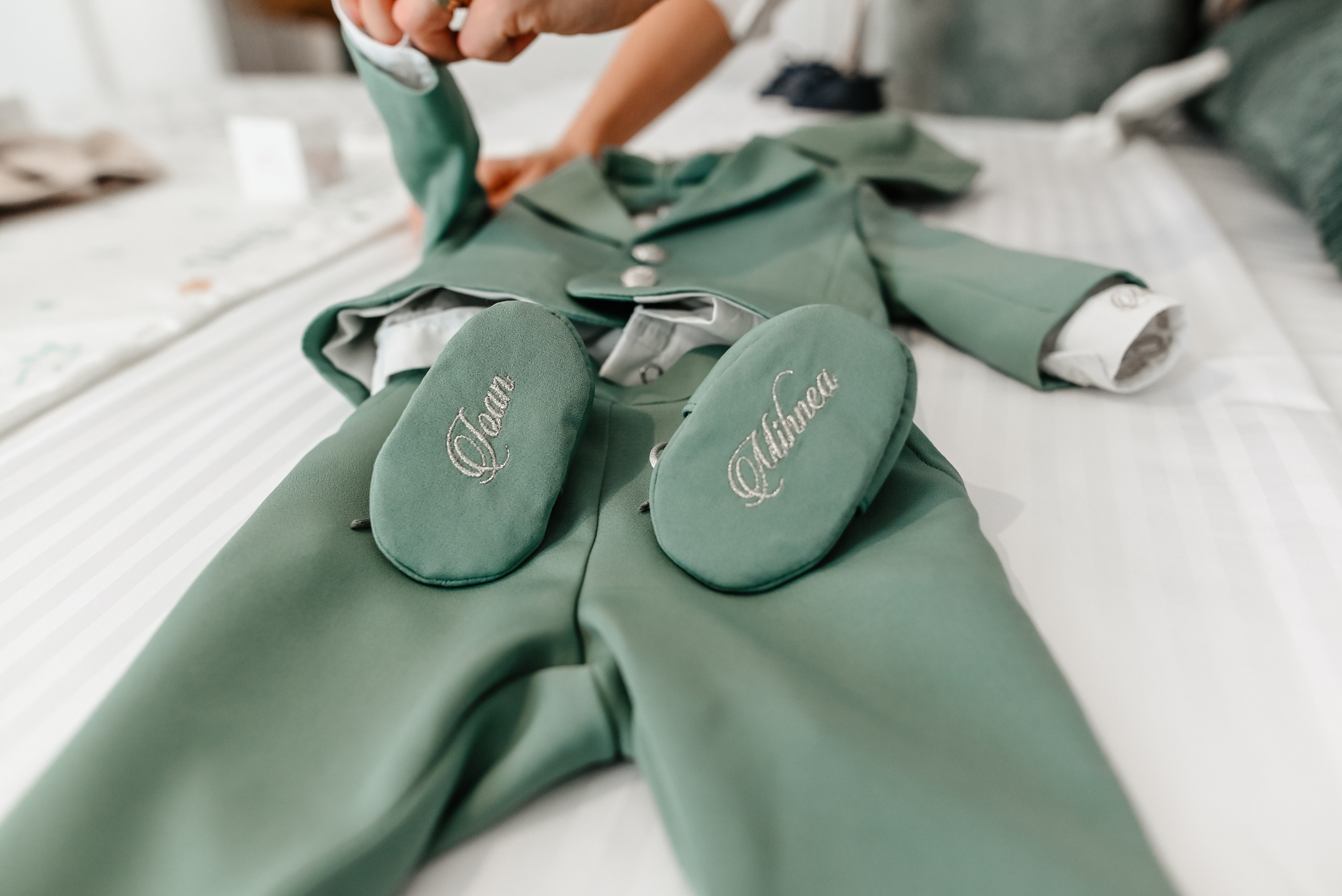 Bebeluș îmbrăcat pentru botez – moment imortalizat de Ana Maria Drăgan