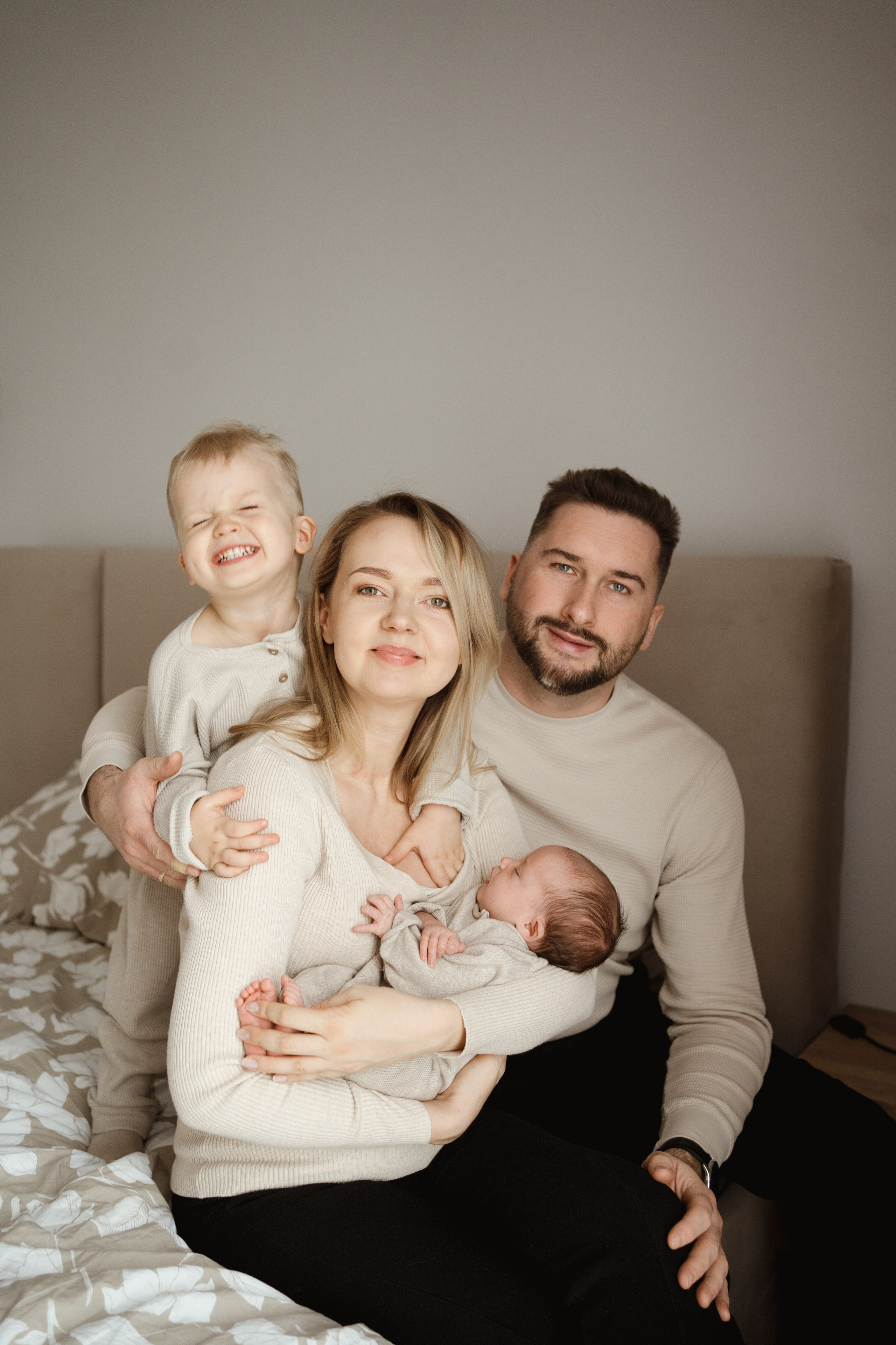 Sesja noworodkowa w domu. Fotograf Łódź - sesja ciążowa, noworodkowa, dziecięca. Studio w Łodzi